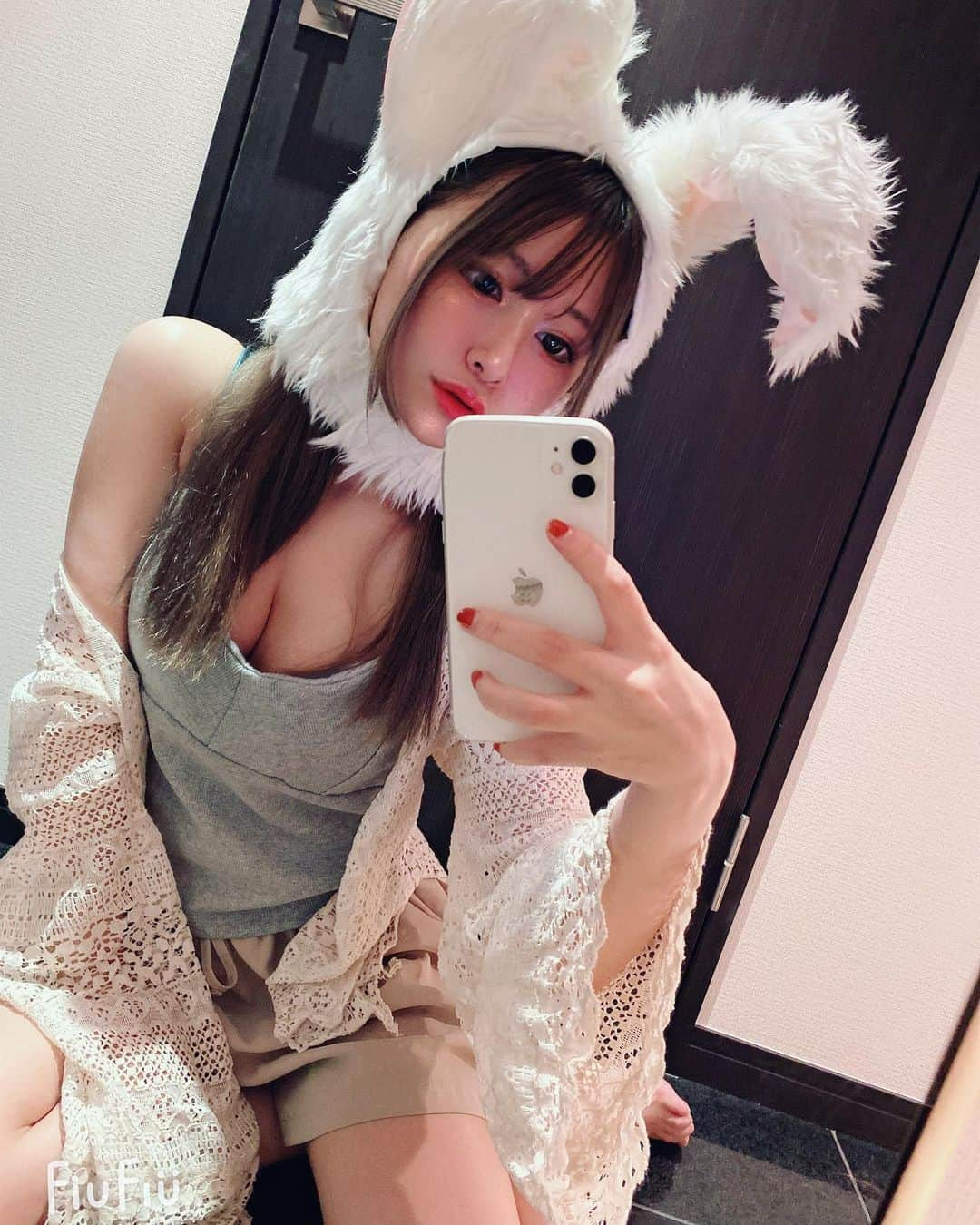 鉢呂ゆなのインスタグラム：「あけおめです押忍🐰 痩せてたし少々ギャルだったしおっぱいサロンもちゃんと通ってたときです🐇 ことよろ🐇 . . . . . . . #お正月 #卯年 #うさぎ #おせち料理 #そんな好きじゃない #数の子 #なます #黒豆 #伊達巻 #くりきんとん #🦐 #かまぼこ #昆布巻き #あとなにあるっけ」