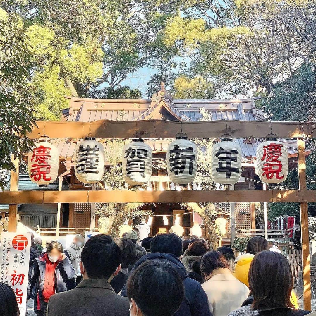 megumiのインスタグラム：「🎍氏神様へ新年のご挨拶🎍 　 この地に引っ越してきてもうすぐ4年。月末に引っ越すので最後の新年のご挨拶。 　 スピリチュアルなことや占いはあまり信じたくない性格なんだけど、 この地に引っ越してからずっとずっとずっとずっと運が良くて、何かあれば御礼を欠かさずにしてきました。 　 私にとっては神社はお願い事をするよりは感謝を伝える場所。 　 今年も良い運がきたらすぐ波乗りできるように、常に準備を欠かさずに過ごしていきたい🏄‍♀️ 　 もちろん健康第一でね。 　 皆さま今年もよろしくお願いします☺️ 　 #初詣 #代々木八幡宮  #月詣り #月参り #東京神社 #神社巡り #神社好きな人と繋がりたい  #healthylifestyle #healthybody #健康美 #naturalbeauty #ボディメイク#bodymake #フィットネス #fitness #fitnessgirl #フィットネス女子 #メリハリボディ#fitnessmodel #フィットネスモデル  #美容 #アンバサダー」