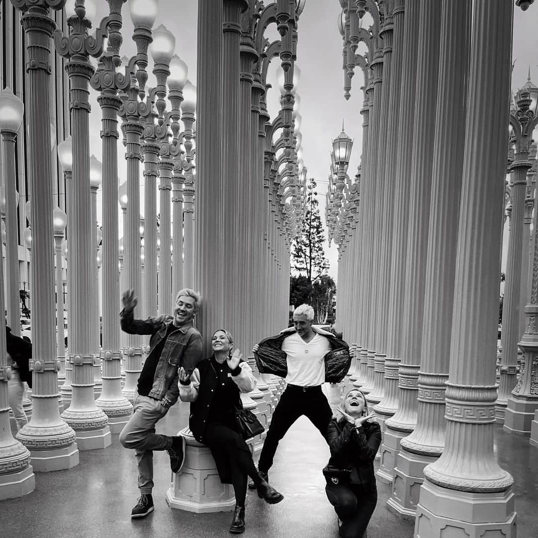 バネッサ・レイのインスタグラム：「May we all go into 2023 hitting it as hard as Eric hits these poses.  #happynewyear #2023 #lacma」