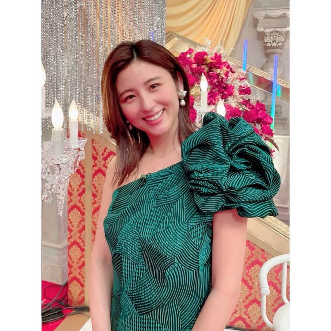 宇賀なつみのインスタグラム：「.  あけましておめでとうございます‼︎  2023年、春にはキャリア15年目。 フリーランスとしても5年目に突入します。 私としては、少し変化の年になりそうです。  今年はより一層、 ひとつひとつのお仕事に丁寧に向き合って、 お届けしていきたいと思っておりますので、 どうぞよろしくお願いいたします。  ということで‼︎ 元日の夜はテレビ東京です♡  【ものまね芸人216人がガチで選んだ いま本当にスゴい！ものまねランキング2023】  ついに激選区で放送です‼︎ 今回も出川さんとMCを務めさせていただきました。  ものまね界の頂点に輝くのは一体、誰なのか!? 爆笑必至。 他局ではちょっと見られない、 ニューフェイスも飛び出します‼︎  是非ご覧くださいね(^^)  #いま本当にスゴいものまねランキング  #2023 #テレビ東京 #元日 #出川哲朗  #宇賀なつみ」