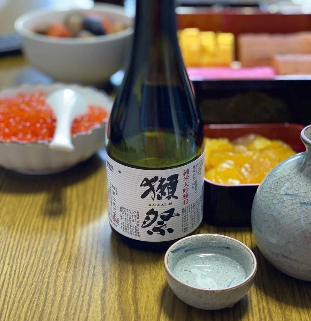 白木優子のインスタグラム：「みんなでゆっくり始めました。 #お正月 #おせち料理  #おとそ」