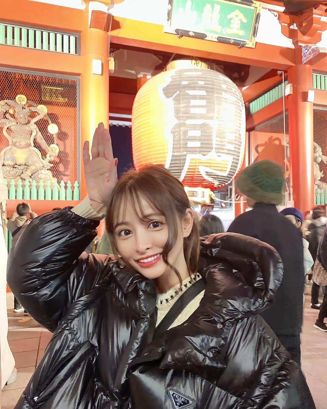 ririのインスタグラム：「ぴょん🐰❤️🐰 (寒くて片耳😹ごめん。)  Happy New Year🎉 浅草⛩浅草寺に　#初詣 💖  人は結構いたけど💦 御参りできて良かったです🥹🎍  大好きなたこ焼き🐙は 絶対食べるんだ🤣👍  2023年も健康で平和に 過ごせますように🐰🕊💫  みんなもお正月ゆーっくり ぐーたらしてね🍊  今年もよろしくね🫶  #浅草 #浅草寺 #初詣 #あけおめ #2023年」