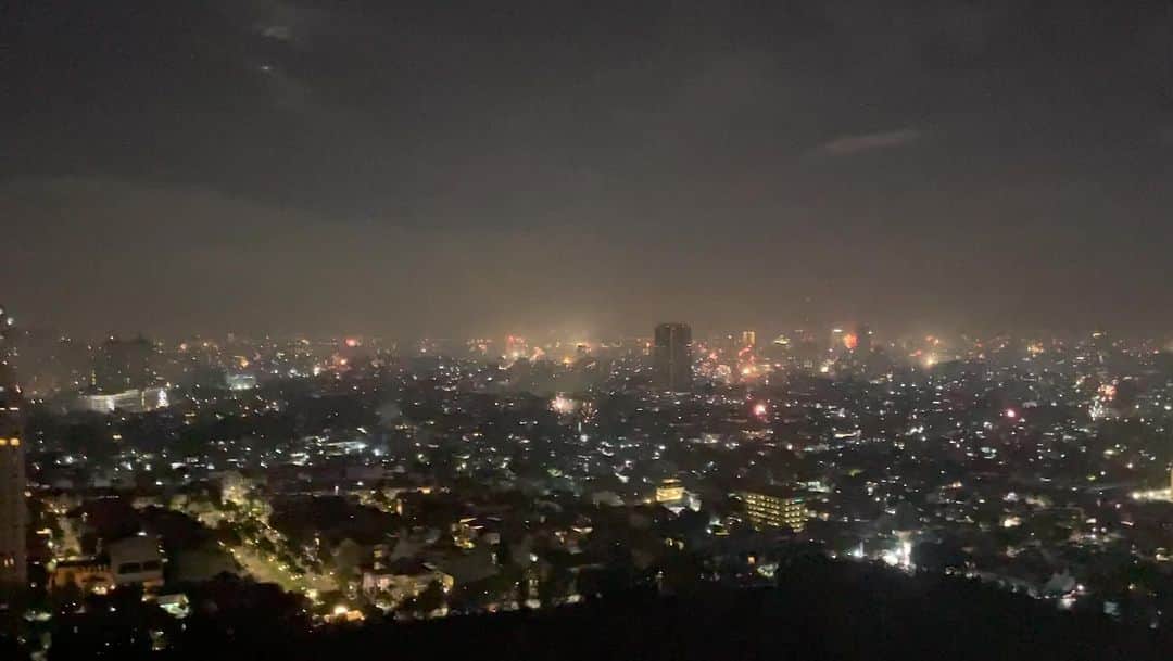 のインスタグラム：「Selamat tahun baru 2023☀️ Semoga di tahun yang akan datang lebih baik dari tahun yang lalu.  あけましておめでとうございます🎍  日本の2時間後に迎えたジャカルタの年越しは、さながら花火大会🧨 一般の民家からこんなに花火が上がるのはすごい🤣  今年もよろしくお願いします🙏  #元旦 #元日 #お正月 #年越し #🐰 #selamattahunbaru #welcome2023 #jakarta #indonesia」
