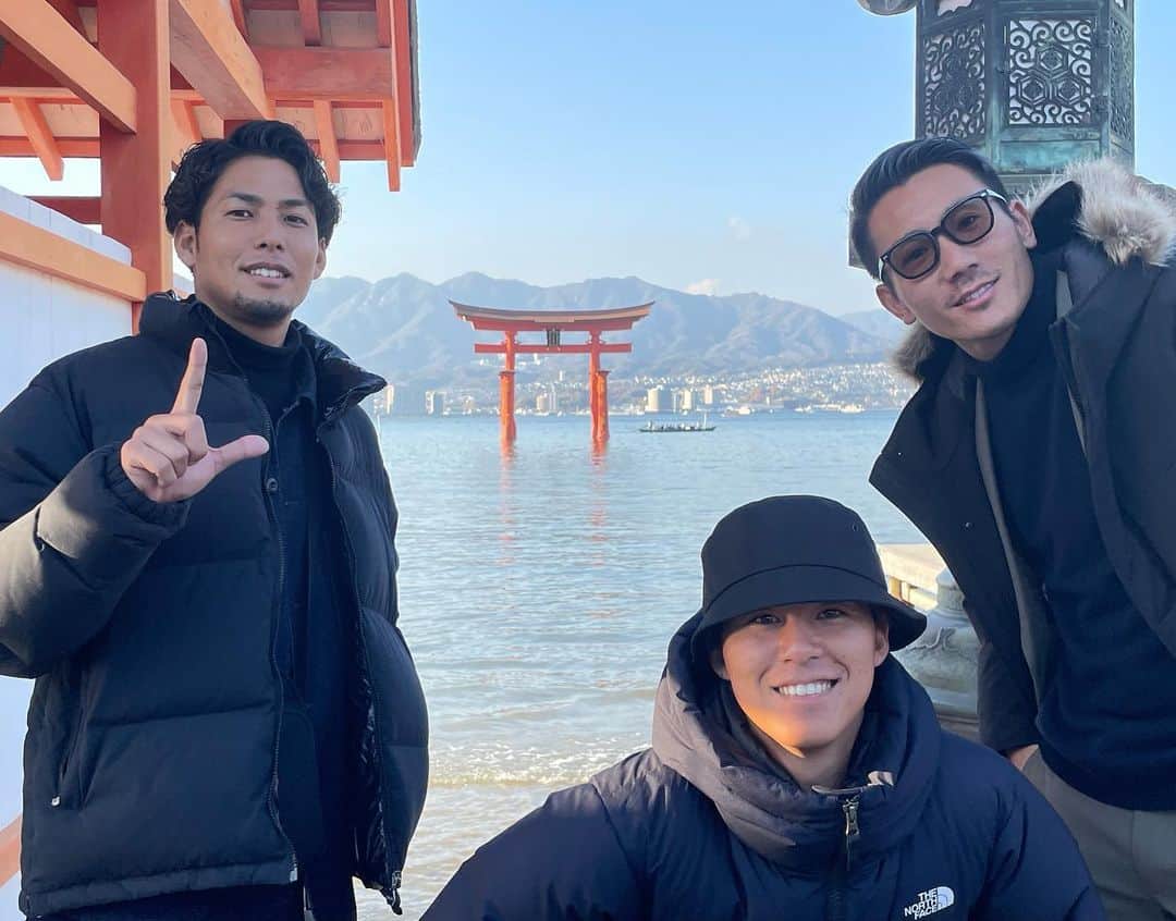 のインスタグラム：「. 2023 あけましておめでとうございます！ 今年もよろしくお願いします🙇🏻‍♂️ 初詣は宮島の厳島神社⛩ シゲは尾道いるはず。笑 宮島の鳥居が復活してた！ #宮島#厳島神社 #リゼム」