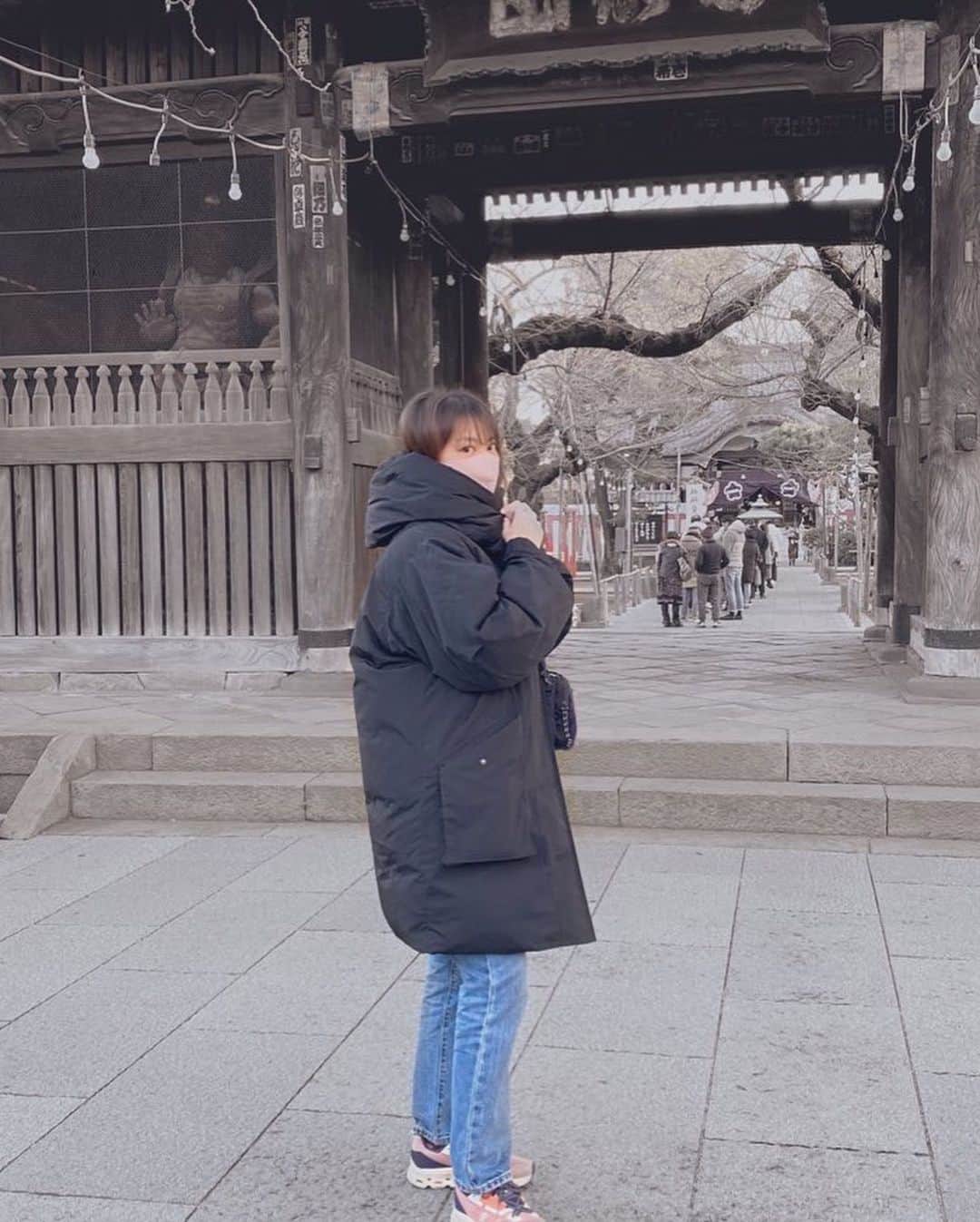 菅原紗由理のインスタグラム：「新年明けましておめでとうございます。  離乳食のストックをバタバタと作りながら、 除夜の鐘を聞いてスタートした2023年。  昨年は、『花雨』『Lycoris』のリリースにくわえて、一人の母としても、以前とは一変した感情も生活もジェットコースターのような日々の中、 これまでには感じた事のない 心の旅をさせてもらった一年でした。  今年も、もっとみんなに歌を届けられるように、 頑張りたいなぁと思ってるので、 お待たせしてばかりではありますが 2023年も 引き続きあたたかく見守ってもらえると嬉しいです😂いつもありがとう。  今年も、よろしくね！🐇」