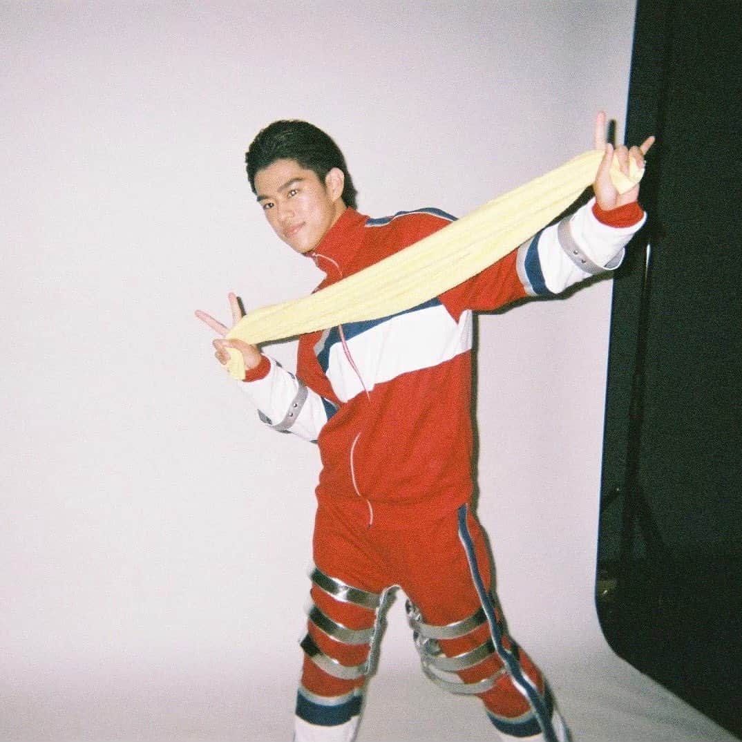 TAKUMIのインスタグラム：「2022年もありがとうございました。 今年もよろしくお願いいたします。  Dリーグでは3シーズン目に入り、新体制の元、開幕4連勝という良いスタートを切ることができました。　  オーナーの曽山さん、ディレクターのFISHBOYさんを始め、最強最高なメンバー、スポンサーの方々、サイバーエージェントの方々、Legitスタッフの皆さん、映像や音源•衣装制作に携わっていただいた皆さん、今年Legitに関わっていただいた沢山の皆様、そして応援してくださるレジポッセの皆さん。  皆様のおかげで自分達が戦えているということを毎回実感しています。 本当にいつもありがとうございます。  自分自身まだまだ未熟で、至らぬ点沢山ありますが、今年もよろしくお願いします。 今年こそは絶対に優勝して皆様に恩返ししたいです！  Dリーグでの活動も、「THE JET BOY BANGERZ」としての活動もどちらも中途半端にならないように全力で頑張ります！  これからも、素直で謙虚で一本筋が通った人間になれるように、1日1日を大切にして努力していきたいと思います！ 今年も何卒よろしくお願いいたします。」