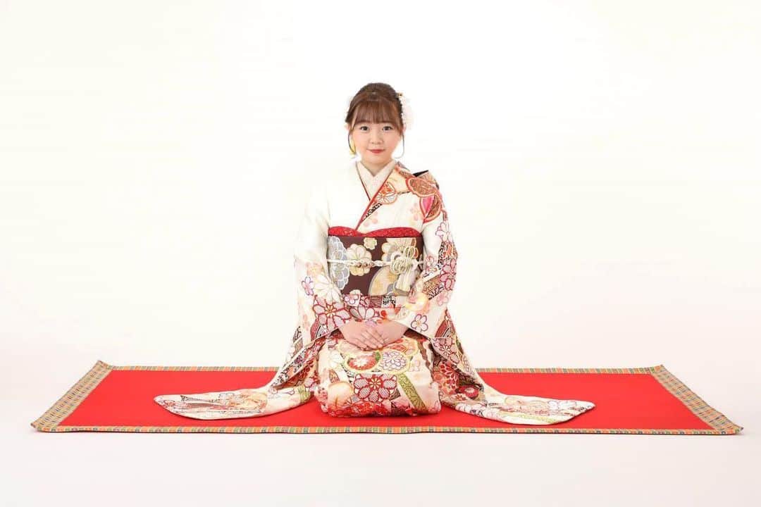 miyuのインスタグラム：「新年あけましておめでとうございます🐇  2022年では二十歳を迎え、大人としての人生を歩みはじめました。 2023年飛躍の年になりますよう、頑張って参ります！！  明るくたのしい一年でありますように。 本年もよろしくお願いいたします🎍✨✨令和5年 元旦」