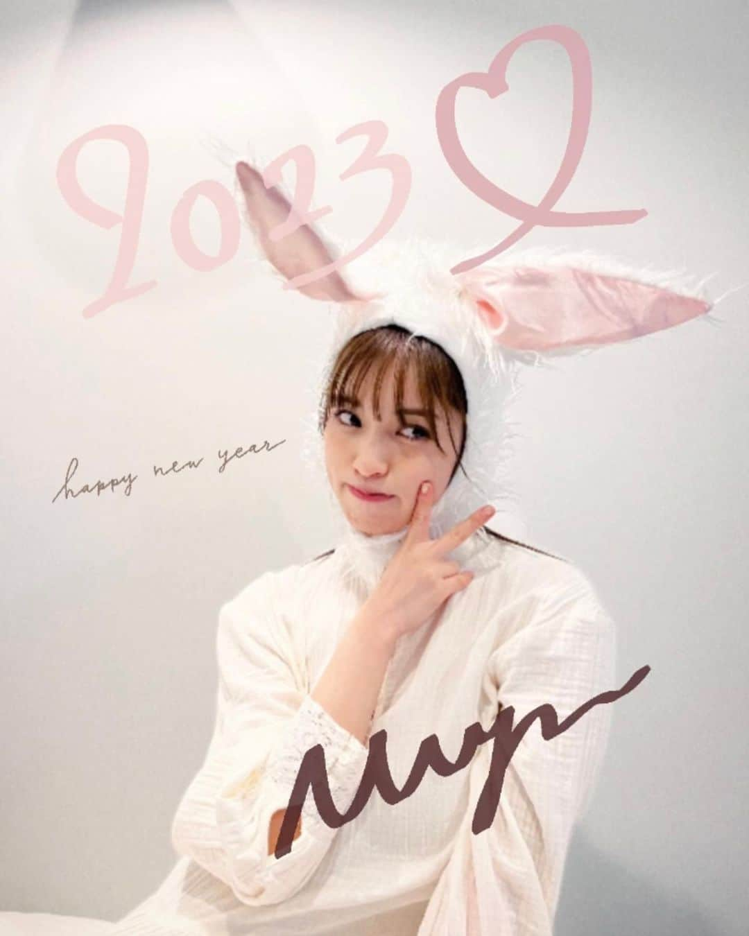 村島未悠さんのインスタグラム写真 - (村島未悠Instagram)「明けましておめでとうございます🐰 今年は皆さんに会える 1年にしたいです！！  皆さんにとって 健康で良い1年になりますように🙏🏻✨  2023年もよろしくお願いいたします🌸🐈」1月1日 21時53分 - happy_miyu0827