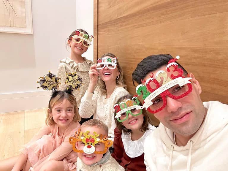 ラダメル・ファルカオのインスタグラム：「Feliz 2023 🎉 happy New year」