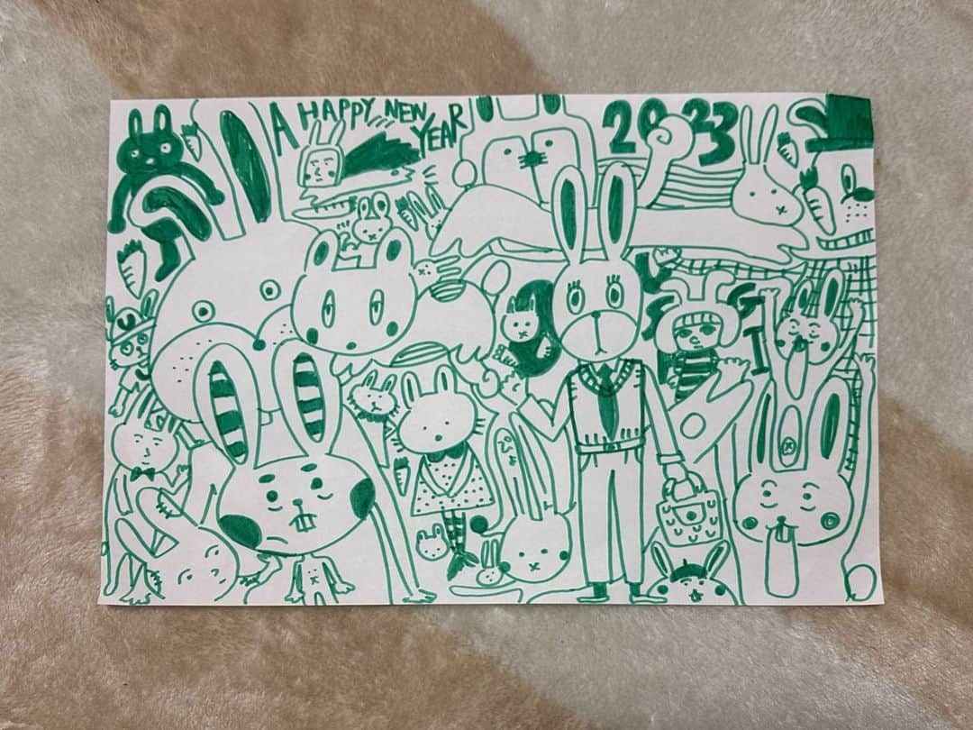 三戸なつめのインスタグラム：「2023年あけましておめでとうございます🐰🎍🌅 今年もよろぴく！！ みんなどんなお正月過ごしてるのん？ わたしは無心でうさぎを描いてたよ🐰 緑色で描いてたら、姪っ子に「体調悪そう、、、」って言われたよ👧🏻 健康には気をつけるね🐰💚 #mito_natsume」