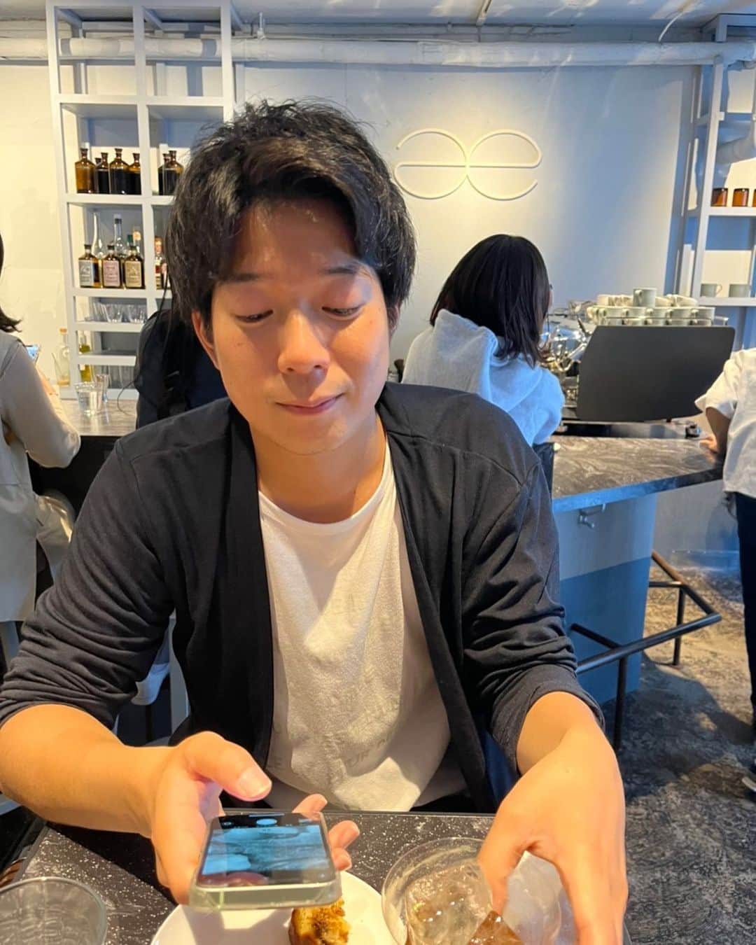 のインスタグラム：「.  あけましておめでとうございます！🐰  目標という訳でもないですが、 ワクワクと楽しさと夢と希望を常に抱え、 自分のやりたいこと、目指す道をしっかり見つけて 二段飛ばし三段飛ばしで進んでいきたいと思っています。  あとは自分の頭を使ってしっかり考える。 必ず明日が来るとは限らない、いつも感謝を。  チャンスの神様は前髪しかない、 後悔しないために行動する。  時間は有限、いろんなことをインプットする。  2023年関わってくださる全ての方々、 ことしもよろしくお願い致します。  #🐰 #2022 #2023 #あけましておめでとうございます #卯年 #初詣」