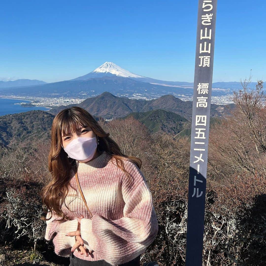 はづきむちのインスタグラム：「. . . . 新年明けましておめでとうございます🎍🐇⸒⸒〰︎‪‪♡ . . 2023年もよろしくお願い致します🫶🏼🤍 . めでたいから富士山の写真と初詣で飲んだキャラメルラテかわいかった🐰☕️𓂃🫧‪ . .」