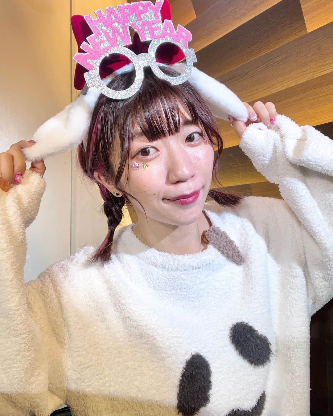 ぱいぱいでか美のインスタグラム：「明けましておめでとうございます🐰 . 明けましておめでとうございます！ 今年もよろしくお願いします！  2022年は「でか美ちゃん」に改名したおかげもあってか 新しい環境での仕事も多くて たくさんいろんな挑戦ができた一年だったので 2023年も何事も恐れずに！やっていけたらと！ いう気持ちです！ お仕事がんばるぞ〜🫶🏻🫶🏻🫶🏻  カウントダウンイベントは 絵恋ちゃんとおそろいの部屋着きて 年越したらうさ耳つけて 浮かれメガネもつけました㊗️🎉 めっちゃ楽しい年越しだった🐇 ありがとう！ . #2023 #happynewyear #ahappynewyear #あけましておめでとうございます #あけおめ #うさぎ #gelatopique #でか美ちゃん」