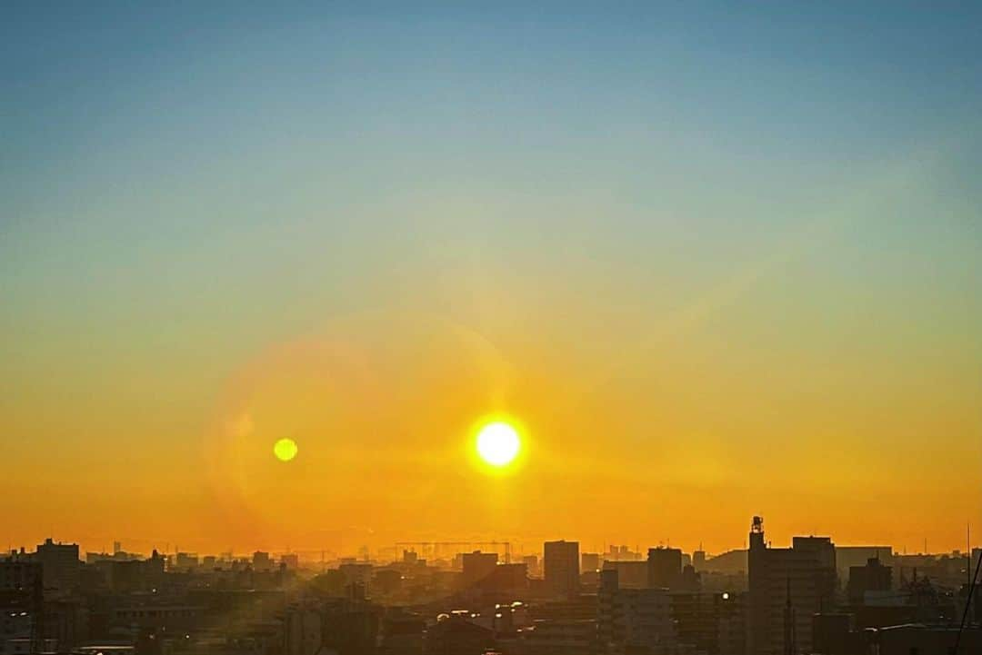 前田裕二のインスタグラム：「初日の出！🌅 あけましておめでとうございます🎍  いつもと同じ太陽だし、泣いても笑っても明日も明後日もどんな日でも毎日普通に同じ太陽が登ってくるだけなんだけど、当たり前の事や物を新鮮な気持ちで冷静に見つめ直して、感謝したり感動したりできる。それが新年のいいところ🙏  毎日変わらずにただそこにあるものなんだけど、そういうものにこそ、フレッシュな気持ちで毎日感謝できる自分でいたいというか🤔  変わらずそこにあるものへの感謝というと、初日の出や太陽だけじゃなくて、家族とか社員とか大切なみんなが元気でいられる事とか、そういう事にも感謝したい。この発信を見て下さっているような、自分が関わる全ての方にとって最高に健康で実りのある楽しい1年になりますように☺️🙏✨  今年2023年は年男のため、努力に更に年男係数をかけて、過去最高に飛び跳ねる1年にします！🐇🔥」