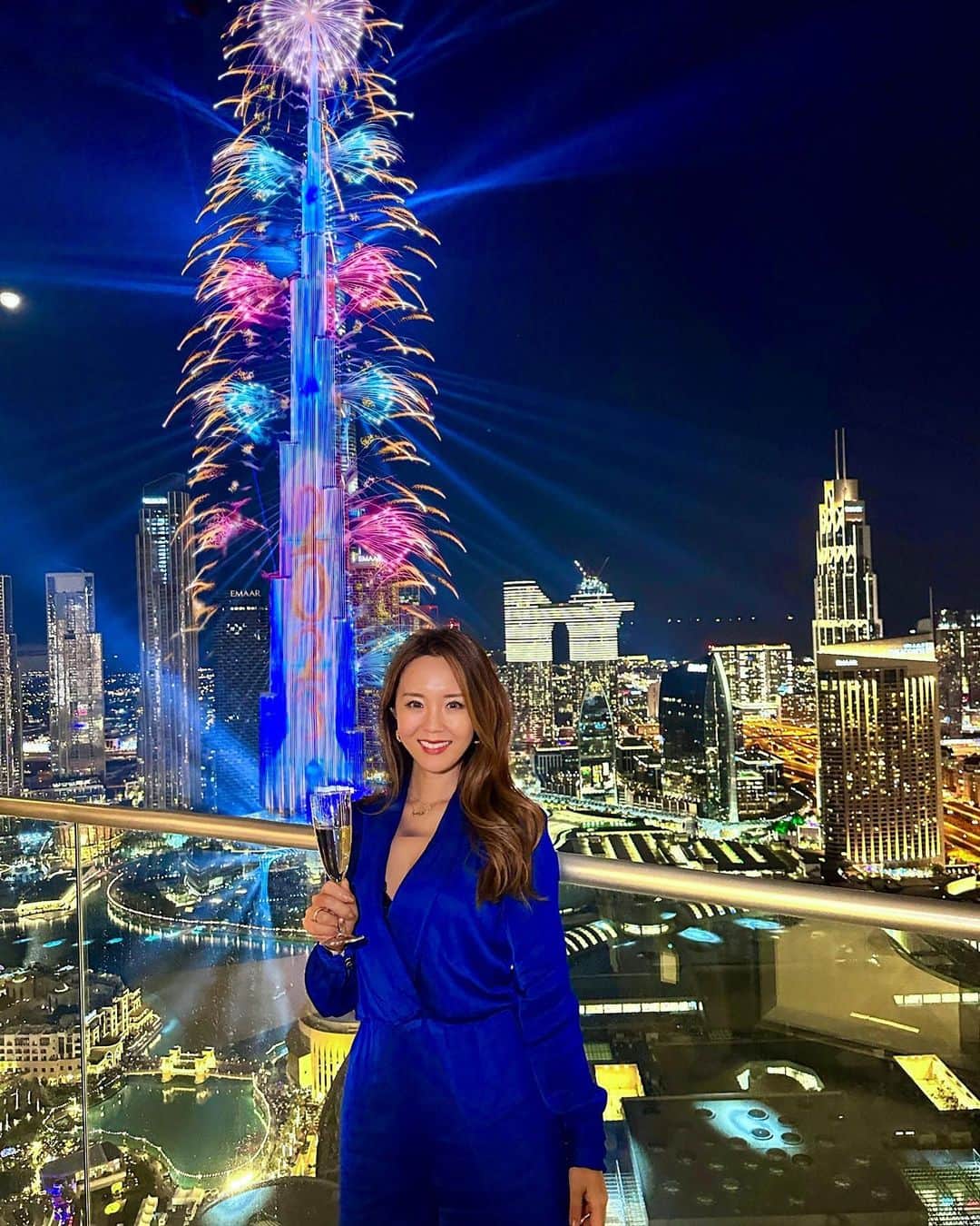 中村愛子のインスタグラム：「【2023年もよろしくお願いします🥰】 ⁡ ⁡ あけましておめでとうございます🎍⛩ 本年もよろしくお願いします✨ ⁡ ⁡ ⁡ ドバイで2回目のカウントダウン。 ⁡ 去年はカウントダウンクルージングしましたが 今年はブルジュハリファを目の前で見れました🥰 ⁡ ⁡ これでドバイのカウントダウンに 思い残すことはありません😆 ⁡ ⁡ ⁡ 本当に人に支えられてるなぁと 感謝をさらに感じた大晦日でした✨ ⁡ ⁡ 世界一のタワーから上がる花火や ショーは素晴らしかったです✨ ⁡ ⁡ ⁡ 感動でした🥹💓 ⁡ ⁡ 何よりも家族や大好きな仲間たちと 一緒に見れたこと✨ ⁡ ⁡ それが一番幸せでした🥰 ⁡ ⁡ ⁡ 2022年は【軽】がテーマで 自分が重くなる部分にも気づけたり 軽くなることで上手く行ったり 自分といろんな面で向き合いました✨ ⁡ ⁡ ⁡ 今年は干支の通り 【飛】でいこうと思います🐰 ⁡ ⁡ ⁡ 息子は年男😆 ⁡ ⁡ ⁡ 2023年 30代最後 39歳サンキュー ⁡ スペシャルな年にしようと思います🥰 ⁡ ⁡ ⁡ ⁡ ⁡ *･゜ﾟ･*:.｡..｡.:*･*:.｡. .｡.:*･゜ﾟ･* ⁡ ⁡ ⁡ ⁡ #ドバイ　#海外生活　#海外移住　#dubai #誕生日　#39歳　#サンキューの年　#感謝　#2022 #2023 #正月」