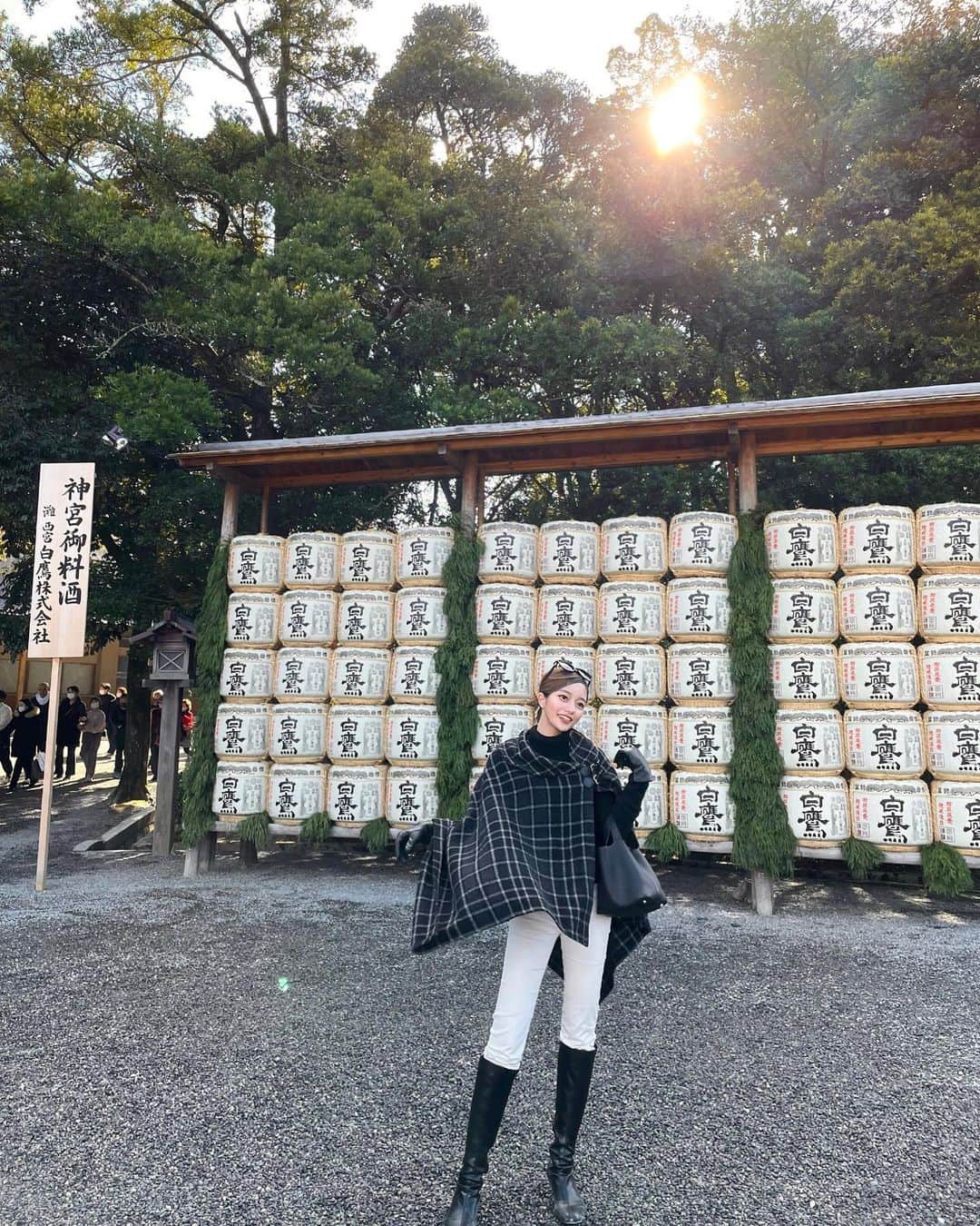 篠りさ子さんのインスタグラム写真 - (篠りさ子Instagram)「2023🐇❤︎  年末は東京で家族とのんびり過ごし、初詣には、ずっと行ってみたかった伊勢神宮まで行ってきました⛩✨ 少し遠かったけど行ってよかった✨  昨年は、たくさんの温かいコメントありがとうございました 新年早々メッセージをくださった方々も、ありがとうございます。 今年もよろしくお願いいたします。」1月1日 22時11分 - risako_shino