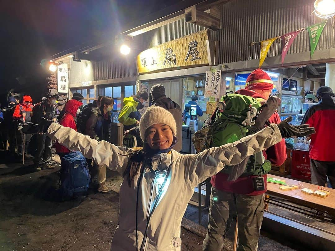 北山由里のインスタグラム：「Happy New Year 2023🎍✨  新年明けましておめでとうございます🐰  昨年はGO Adventuresということで各地を旅ロケすることができました📸✨  今年が素敵な1年になりますように…  昨年チャレンジした富士山ロケのご来光をシェアします🗻✨  本年もどうぞよろしくお願いいたします🙇‍♀️  #お正月 #富士山 #初日の出 #ご来光 #登山 #Pokemongo #ポケモンGO #YouTuber」