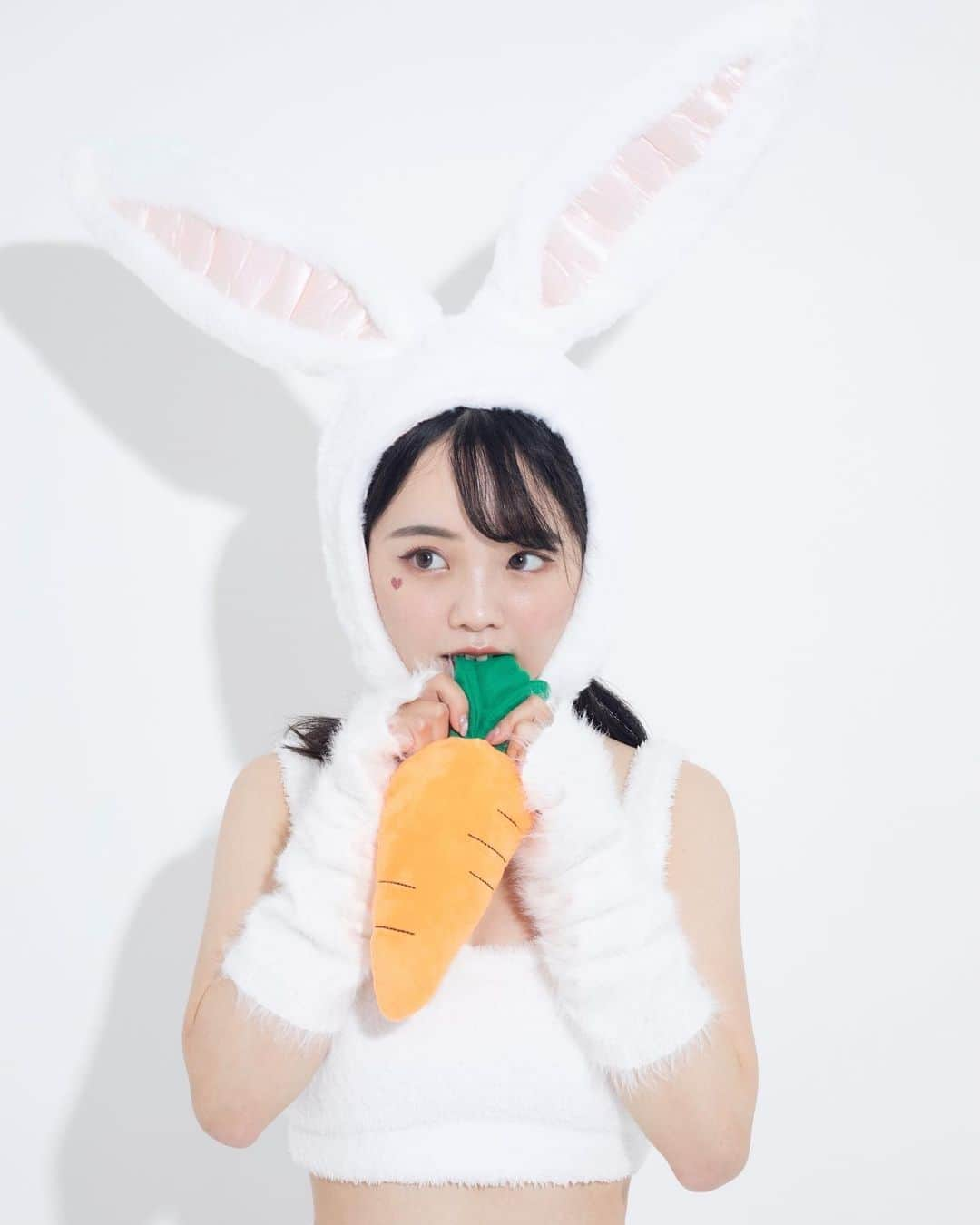 小川千尋のインスタグラム：「あけましておめでとうございます🐰 2023年もよろしくお願いします！  今年は、 ・早寝早起き ・出前しない ・お酒をほどほどに… を目標にして健康に生きます🫠  写真は天才ふたばちゃんが素敵に撮ってくれました涙 photo by @y_ftb_k   #あけましておめでとうございます  #2023#謹賀新年 #卯年#うさぎ #ポートレート#撮影」