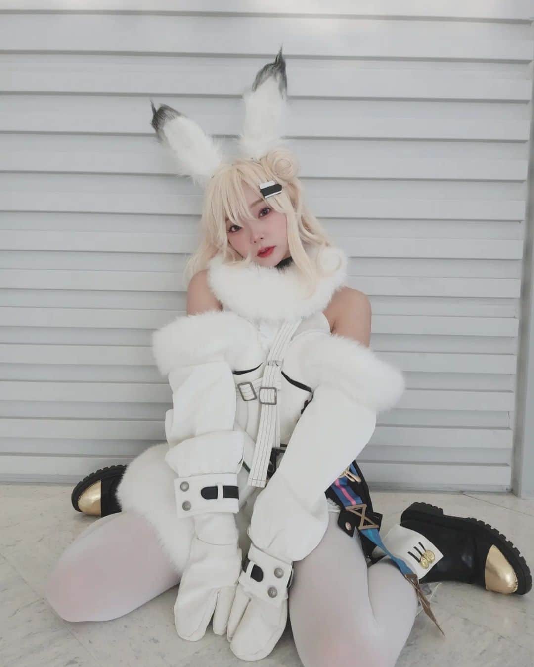 mam（まむ）のインスタグラム：「🐇Happy New Year.🐇  年末はコミケのEchocalyipseブースで可愛い獣ミミ娘のイリリをさせて頂いてました❣  コスプレのお仕事頂くのはこれで３回目、そしてコミケでのお仕事は初めてでした❣嬉しい👍 年末にこんなワクワクなお仕事させて頂いたので、今年もお仕事頑張れちゃいそうだよ🤯🤯 今年はもっと自分の好きを活かせるお仕事がたくさんできればいいな💞  そのまえに、年始は少しゆっくりしたいと思います❣ みんなも年始は肩の力を抜いて、ゆっくり休もうね~ それでは、よいお年を👍👍  あっ、ブースは違うけど、いおりんに会えたの嬉しかった💞」