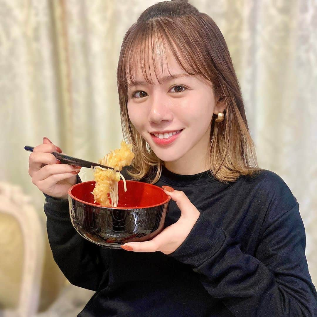 原望奈美さんのインスタグラム写真 - (原望奈美Instagram)「♡ ◤￣￣￣￣￣￣￣￣￣￣  ♡Happy New year♡ ＿＿＿＿＿＿＿＿＿＿◢⁣ ⁣  ⁣毎年振り返ると「色々あったな」 と思うんですけどね 2022年は壮絶な年でしたなーと。  出会いとは別れもあるということ。 別れは新たな出会いがあるということ。  終わりとは、 はじまりの合図であり。 ⁣ ⁣ここまで 立ち止まったり 踠いて 進んで 常に 常に 自分自身との戦い  ⁣自分に勝つこと 自分とチャレンジすること 自分を知ること これは この先もずっと変わらないということ😊 ⁣ ⁣ ⁣いい年もあれば、 やだーな年もある。 それは生きている限り 誰しもが感じる。  でもチャレンジしていくことに意味はあるって思っていて、 その出会いや別れで背を押してもらえて、 知らない世界を知ることができたその時点で既に それは強さに変わっているということ。  ⁣時にはビビッと電気が走るような出会いが、 自分を変えるきっかけになることがあります。  私はそういう存在になりたい。 自分自身に背中を押してあげたい。 ⁣そして誰かの背中を押せる存在になりたい😊  ⁣ ⁣一定の波動、静止状態、制止状態 そんなことは誰しもがある。 ⁣ 機械ですらそうなるんだもの 生き物だってそうなるもの。  ⁣だから、好きなことしたり見つけたり、 やりたいことやろーよー！！  なんてたって、一度きり 今の自分はこの世に1人しかいない 今の自分は今しかない 恐れない、ピンチも恐怖も面白さに変えてらしくいこう！ 私もあなたもステージの上。 そこで起きてる出来事は全部正解なんだよ👍  、、、。  なんか思ったことを書いたけど 何言ってるかわからなくなっちゃてるからとりあえずまとめると (最初から結論言ってください。笑)  「誰かの背中を押してあげられるような存在になる、 こうなりたい変わりたいきっかけを与える存在になる」 ⁣ ⁣ ⁣✨だから歌を声をこれから届けていく✨  これからもよろしくお願いします🤲 そしてあなたが健康で幸せで 笑顔でいられる年になることを願っています。  ⁣ ⁣ ⁣ ⁣ ⁣ ⁣#明けましておめでとうございます #今年もよろしくお願いします  ⁣#幸せな毎日 を #幸せな瞬間 を #早くみんなに会いたい  #2023 #年越しそば ちゃんと食べました。 #家庭料理 と #デリバリー のミックス #食ができればなんでもよし #happynewyear  #새해복많이받으세요  #여러분들을 #빨리보고싶다 #기다려주세요 #お雑煮 #兎年 #fashion #make #haircolor #먹방」1月1日 22時29分 - vo_nozomi