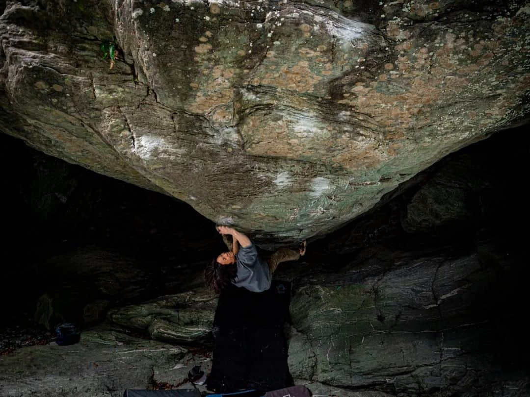 中島徹のインスタグラム：「happy new year🙌  problem: Tomorrow Land ~V15 climber: @tacata_tottori photo: saruzaemon location: Ehime, Japan」