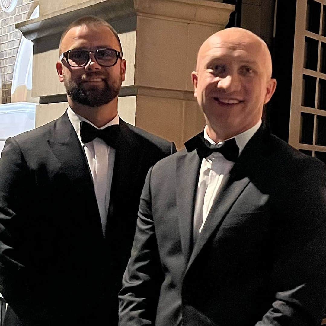 アルトゥール・ボルツのインスタグラム：「Niech Was dobrzy ludzie w muszkach odwiedzają. @szymon77_legia  #legia&zaglebie #londyn2023」