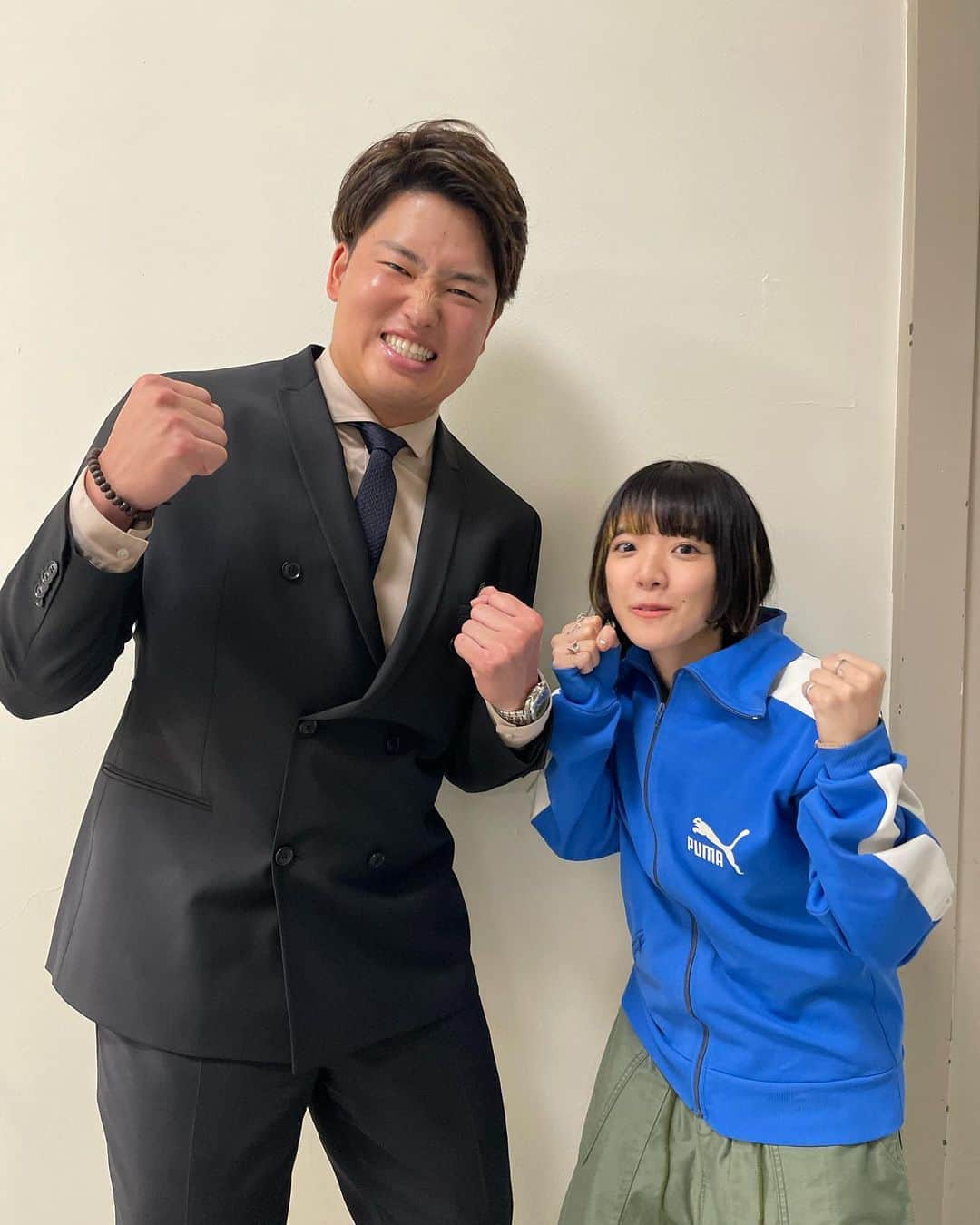 村上宗隆のインスタグラム：「初めての紅白🟥🤍  本当に素敵すぎて、なんていうか、もう感無量です。 なんて言うのこのパワーほんとに年最後にすごい経験ができました！  また来年も呼んでいただけるような活躍をしてまた紅白を生でみたいなと思いました！  そして念願のあいみょんさん🎤  cmの顔で写真撮ろーぅて言ってくれたのでcmのポーズで！！！💪  2曲最高でした！  #紅白歌合戦」