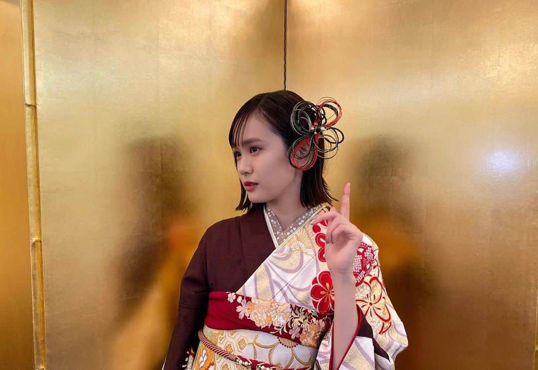 尾碕真花のインスタグラム：「. . . 明けましておめでとうございます⛩ . 2023年が始まりましたね。 . 2022年よりも幸せな時間が多い年にいていきたいと思います。 . そして、"尾碕真花"という名前を少しでも多くの方に正しく認知していただける様に精進します！ . いつも応援して下さってる皆様、今年も素敵な思い出を一緒に作っていきましょうね😊 . 今年も宜しくお願い致します。」