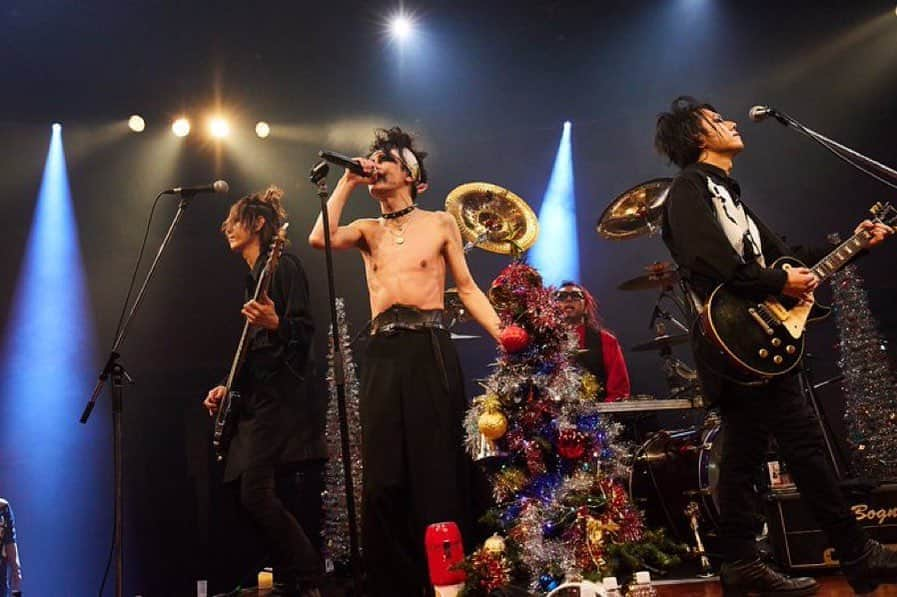 MERRYのインスタグラム：「🎍明けましておめでとうございます🎍 ⁡ 2023年のメリーはLIVEイヤーにしたいと思います！ ⁡ 今年1発目のLIVEは 1/4目黒鹿鳴館 「ニューイヤー鹿鳴」 ⁡ 新年の意気込みを込めて袴でのLIVE！ ⁡ 本年も宜しくお願い致します！ ⁡ 1/4鹿鳴館🎫 https://eplus.jp/sf/word/0000002190 https://www.tickettown.site/products/detail.php?product_id=333」