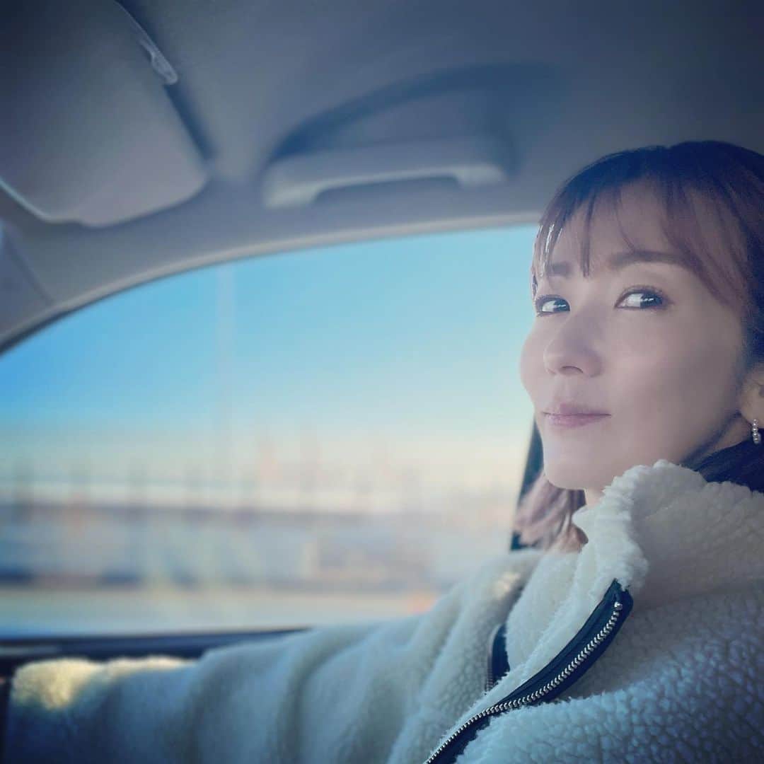 大河内奈々子のインスタグラム：「・ ・  あけましておめでとうございます😊  昨年は大変お世話になりました。  2023年はウサギ🐰のように身軽にぴょ〜んと飛躍のできる1年になるといいな と思っています。  健康で笑顔に溢れた一年になりますように。 みなさんのご多幸をお祈りしております✨  2023年もよろしくお願いします🥺  #みなさんとの交流が楽しい　#今年もよろしくお願いします #ドライブ #青空 #大河内奈々子 #nanakoohkouchi」