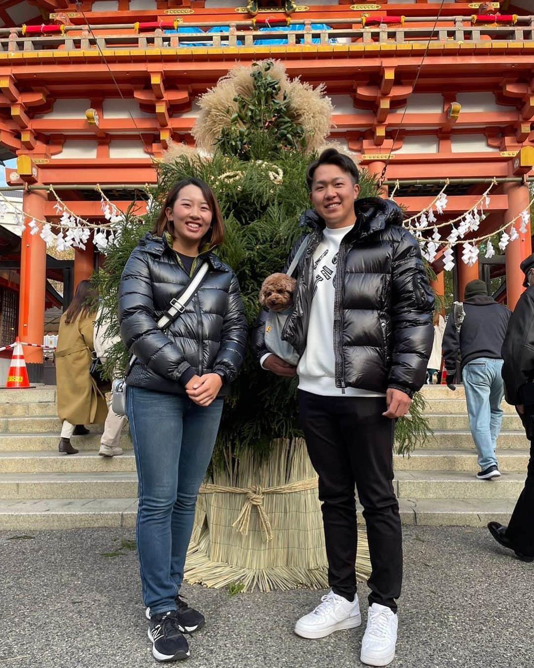 竹山佳林のインスタグラム：「新年明けましておめでとうございます🎍 本年も宜しくお願い致します🌟  今年の初詣も毎年恒例の生田神社へ🐶  #2023年 #初詣  #明けましておめでとうございます  #今年もよろしくお願いします  #おみくじは #姉弟とも大吉」