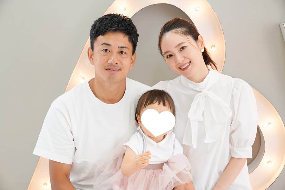 橋本まゆのインスタグラム：「🎍謹賀新年🎍 明けましておめでとうございます  年越し前に親子共に体調を崩しどうなるかと思いましたがすっかり元気になって無事に笑顔で年越しを過ごす事が出来ました🌸  とにかく健康が1番❣️ 本年もどうぞ宜しくお願いいたします🐰  令和5年1月1日  #謹賀新年#卯年#2023年」