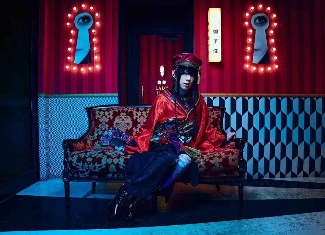 のインスタグラム：「明けましておめでとうございます。 2023年が始まりましたが、今年も音楽家として精進していきます。 今年はソロデビュー10周年。 去年の間にこういうことをしよう、あんなことをしようと色々考えたりもしたので、今年はそういったものを前向きに形にしていけるように頑張っていこうと思います。 本年もよろしくお願いします。 #亜沙　#謹賀新年　#ちなみに #卯年　#です」