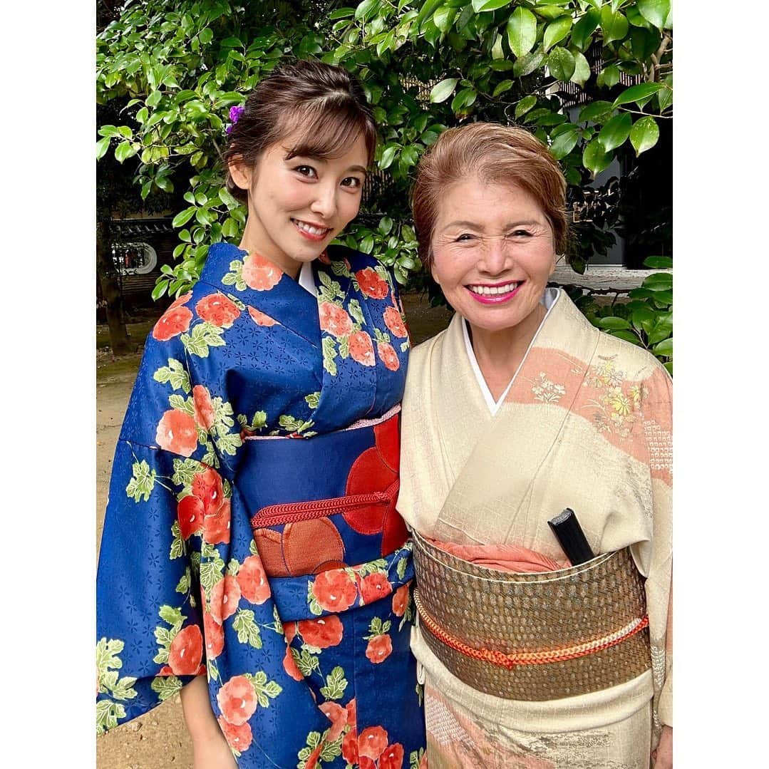 江藤菜摘のインスタグラム：「. あけましておめでとうございます。 . 2023年もよろしくお願いします！ みなさんにとっていい一年となりますように🌸 . 私は家族との時間を大切にして、家族孝行がたくさんできる1年にしたいなぁ✨ 写真は大好きなおばあちゃんと👵💕 . . #お正月  #着物」