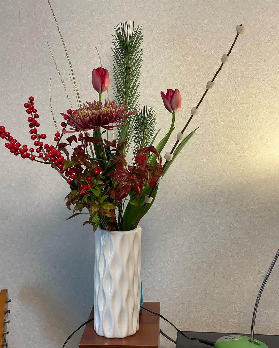 のインスタグラム：「あけまして！年越しは久しぶりに下北で菅原龍平とのカバーライブでした。2022の歌い納めはジュリーでした！酔って帰って来て起きたら部屋に花がありました。全く記憶がない！でも何か気持ちいい年初めです。 今年もいい年になりそうだ。 本年も宜しくお願いします。」