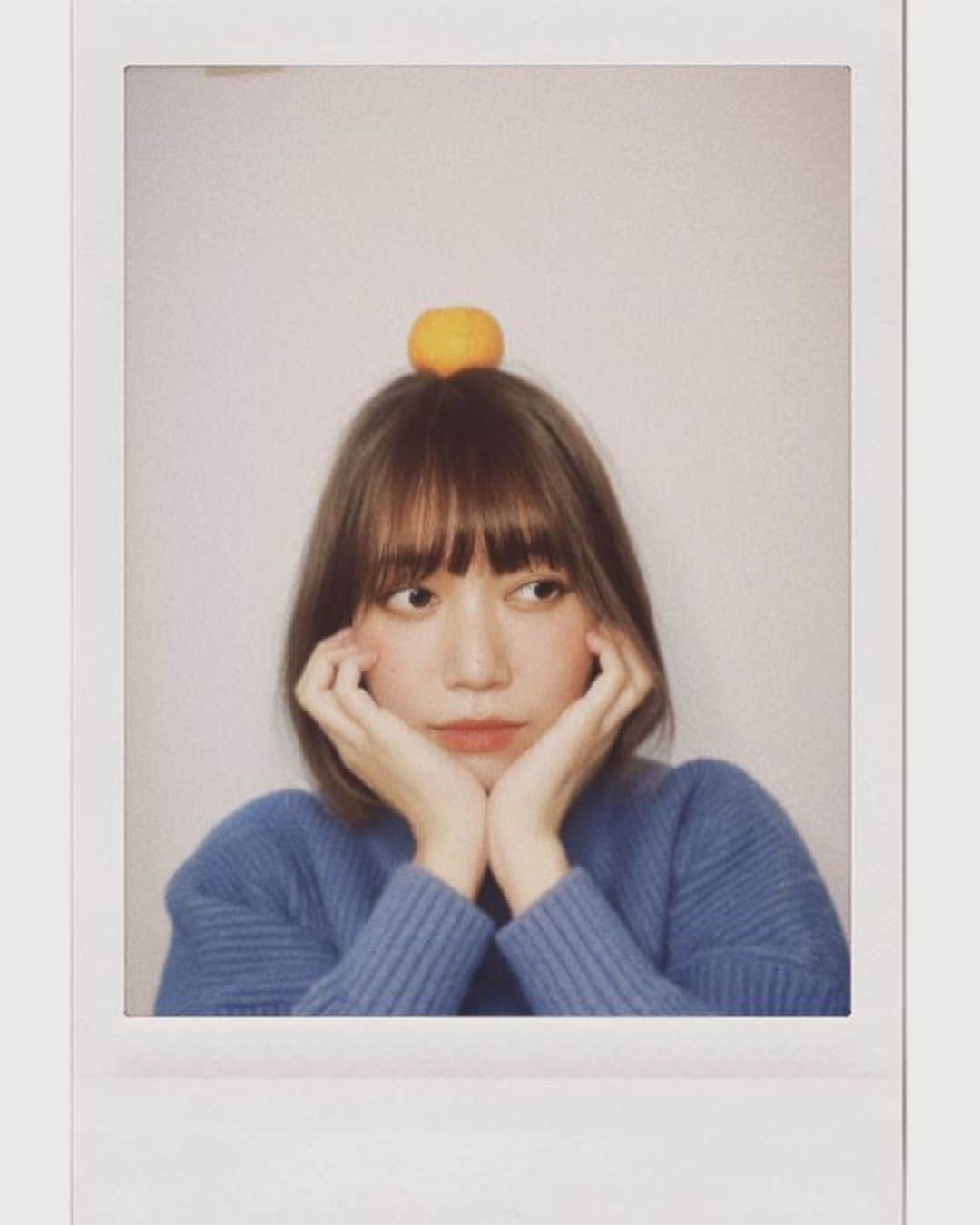 辻詩音のインスタグラム：「みなさまあけましておめでとうございます🎍 いつもたくさんの応援をありがとう...！ 今年、より自分の作った音楽を届けられるようがんばります。 本年もよろしくお願いします！  そんな本日22:00〜ラジオ夢中夜をYouTubeで配信します📻 チャットもあるので、みんなでだらだらお話しながら聴こ〜〜！  今年一発目ライブは、1月10日スペシャルバンドセットワンマンライブ「Born to be YEAH」でお会いしましょう🎤(汐留)  #辻詩音 #tsujishion #music #2023 #あけおめ #film #みかん」