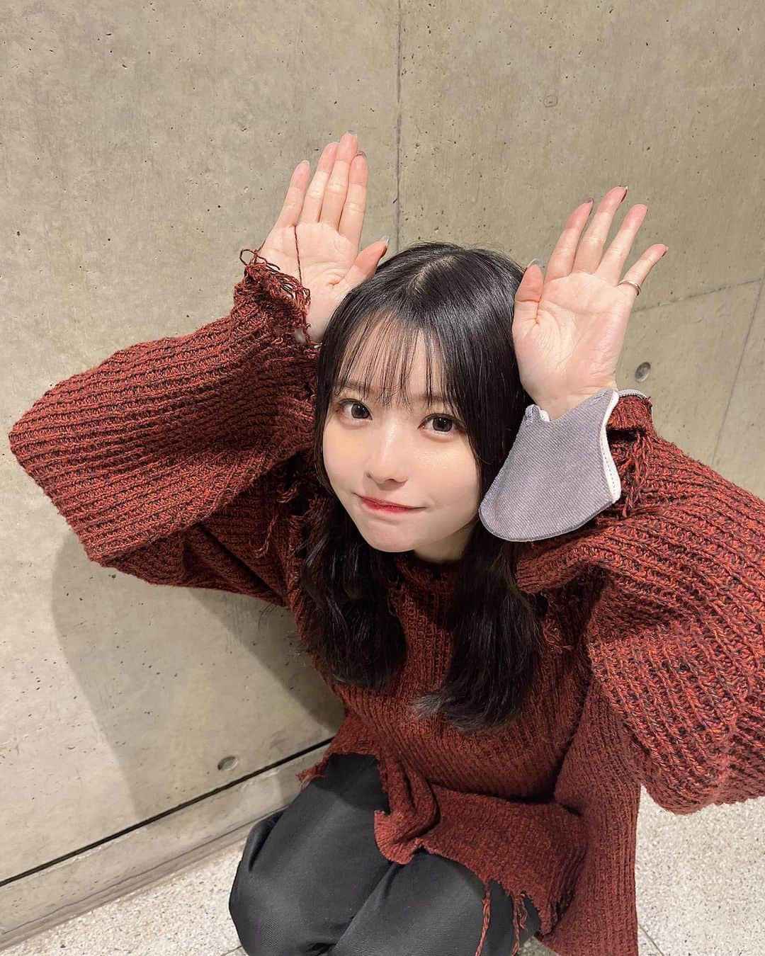 sarimaru(国木田さりまる)のインスタグラム：「あけましておめでとうございます🌅 年越しはCDJでした💖 (今年は激しめに動けないので私服参戦でした) 拙い文章ですが、普段伝えるタイミングがあまりないので気持ちを込めてみました🫶🏻  ------  去年は沢山環境が大きく変化して、改めて周りの人達に支えられてるなと実感した一年でした。 本当にありがとうございます。  少しずつ活動的な部分が減っているけれど、変わらず応援してくれている人達がいることが本当に日々の励みになってます。 私という人間を知ってもらえて、好きになってもらえることが、とても幸せなことなんだと活動を始めてから毎年感じてます。 皆様からの愛でここまで頑張ってこれました。大袈裟じゃなく本当に。 まだまだ未熟な部分が多くて心配かけてしまうこともあるかと思いますが、見守ってもらえると嬉しいです。 今年も沢山感謝して、いっぱい恩返しする気持ちで頑張ります💐  2023年は、今まで何となくで済ませてしまっていた部分を思考を凝らして真摯に向き合っていけたら良いなと思ってます。 目標もあんまり立てることなく生きてきましたが、今年はこれでいきたいと思ってます。📝 ↓ ↓ ↓ 今年の目標「めんどくさがらない」  ①YouTubeほったらかしてたやつ始める ②去年準備してたものスタートするので頑張る ③活動的になる  改めて2022年、皆様沢山お世話になりました！本当にありがとうございました🙇🏻‍♀️💐  今年もよろしくお願いします！ 気合い入れて頑張るよー✊🏻🌅」