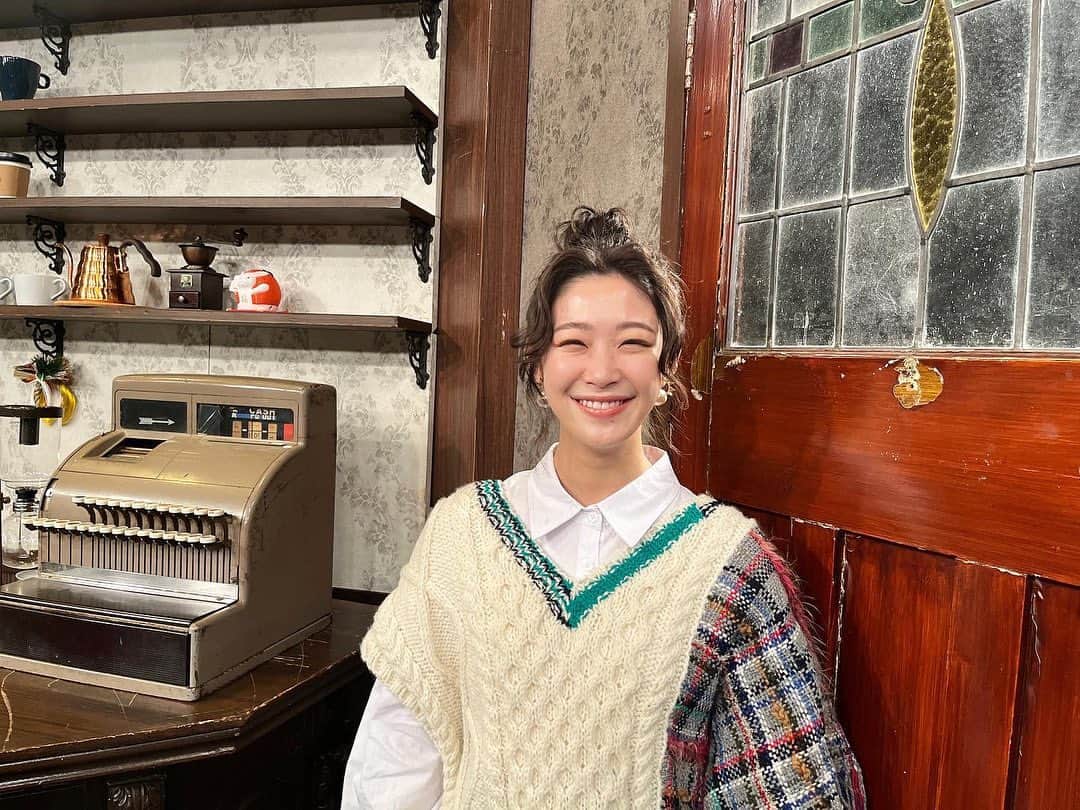 加村真美のインスタグラム：「明けましておめでとうございます！  関内デビル年越し生放送を観てくださった皆様ありがとうございました☺︎  番組内で発表しましたが、3月で関内デビルを卒業します  番組スタートから6年間マスターと一緒にやってきたので、色々思うところありますが、それは最後の大関内デビルのイベントまで取っておきますね  みんなの姐さんでいられる時間を噛み締めながら、最後まで楽しんでいくのであたたかく見守ってください…♡  そして、昨日帰る時にチームデビルのみなさんが見送ってくださいました… だいすき…  (私の声でかすぎたので音消してます…)」