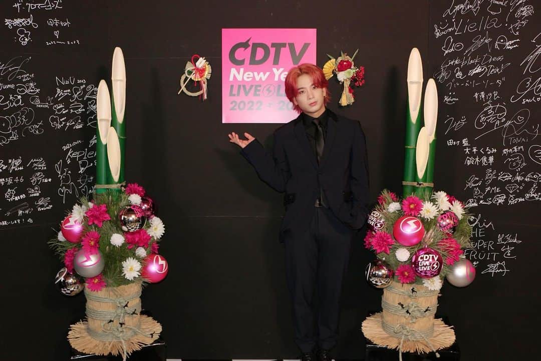 本田康祐のインスタグラム：「2022→2023 あけましておめでとうございます。  新年一発目はCDTVライブライブ年越しSPにて歌唱させていただきました！  今年もOWVをよろしくお願いします。  さて今年はどんな年になるのかな、 プルス・ウルトラ！！」