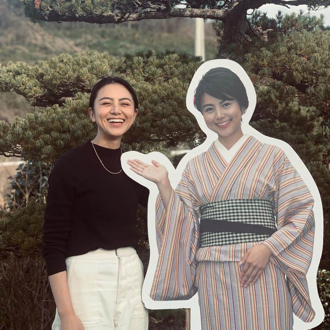 長沢裕のインスタグラム：「昨年も大変お世話になりました！ 毎年年賀状を書いておりましたが今年は喪中の為、ご遠慮させていただきます。  昨年は初舞台に立ったり、シェアリングネイチャーの資格をとったりして新たな一歩を踏み出しました。今年も自分らしく寄り道も楽しみながら精進して参ります！ 本年もどうぞ宜しくお願い致します！！！  ちょうどいい写真がなかったので実家で自分と撮りました🤣  小さい頃から思い出写真は 睨みがちですが、笑顔全開で顔晴っていきます！」