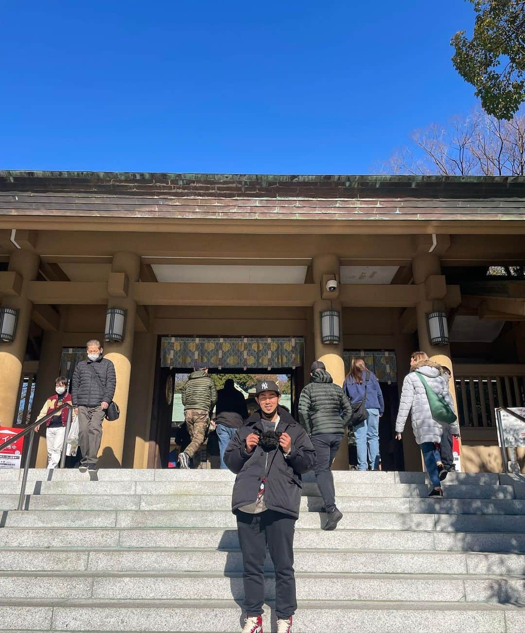 立岡宗一郎のインスタグラム：「あけましておめでとうございます🌅  朝からお雑煮→きな粉餅→昼飯パスタ→クッキーと食べまくりのスタートかましてしまいました。  先程、明治神宮…ではなく、その近くにある東郷神社へ初詣に行ってきました🎍  勝利の神様がいらっしゃるんですよ😊  それでは皆さんが幸せな1年になりますように。  #2023  #初詣 #東郷神社  #立岡宗一郎 #トイプードル  #トイプードル男の子  #黒プー  #いぬすたぐらむ  #いぬのいる暮らし」