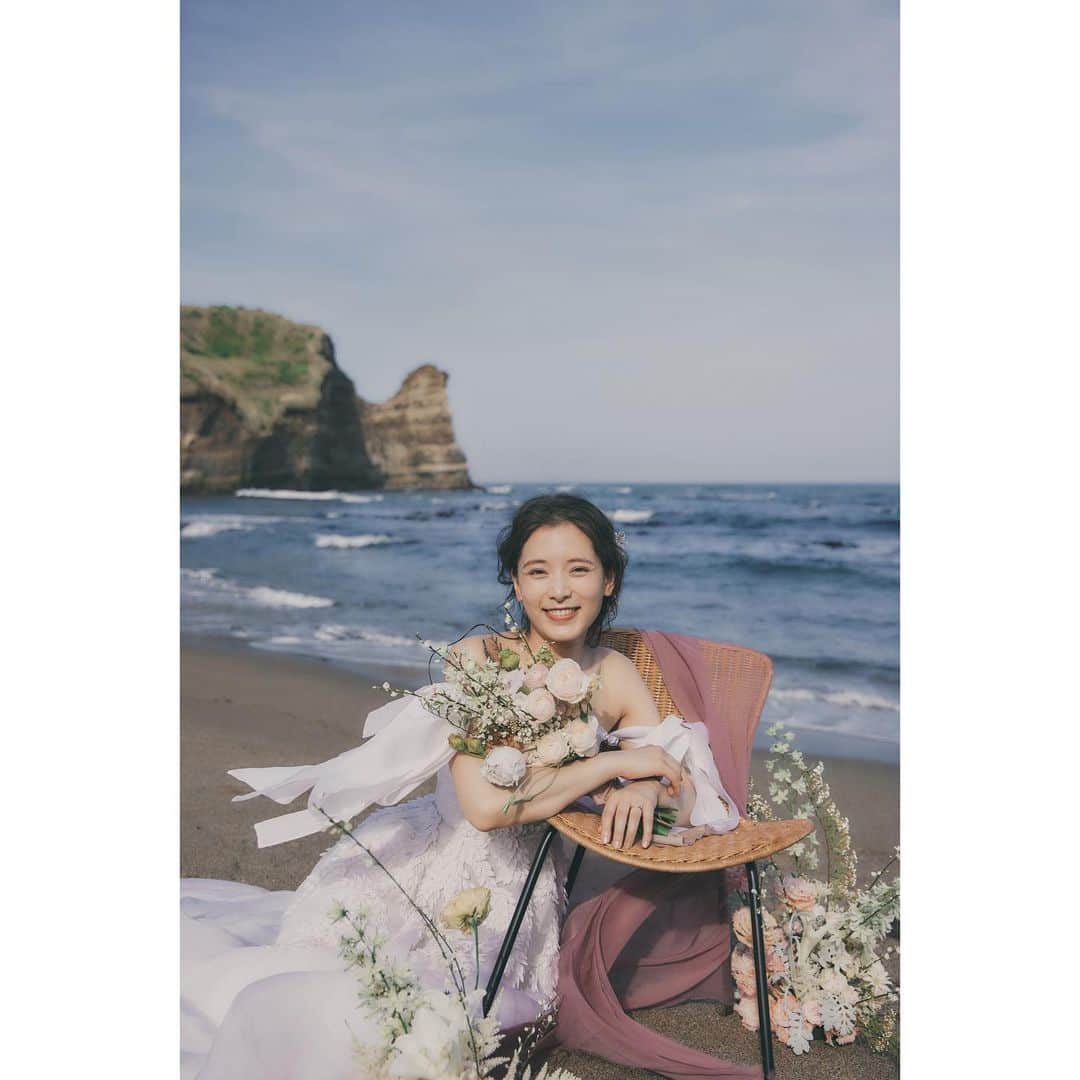 桜めいのインスタグラム：「💐  Happy New Year 2023！  笑顔溢れる年になりますように😊🌸  ・ #引き続き温めすぎてたウェディングフォトを載せます  👗/ @variestyling @saaya_sii  📸/ @seitamurakami.photo  💄/ @kina910  💐/ @fiore_soffitta  ❤️‍🔥/ @sz_m__u_」