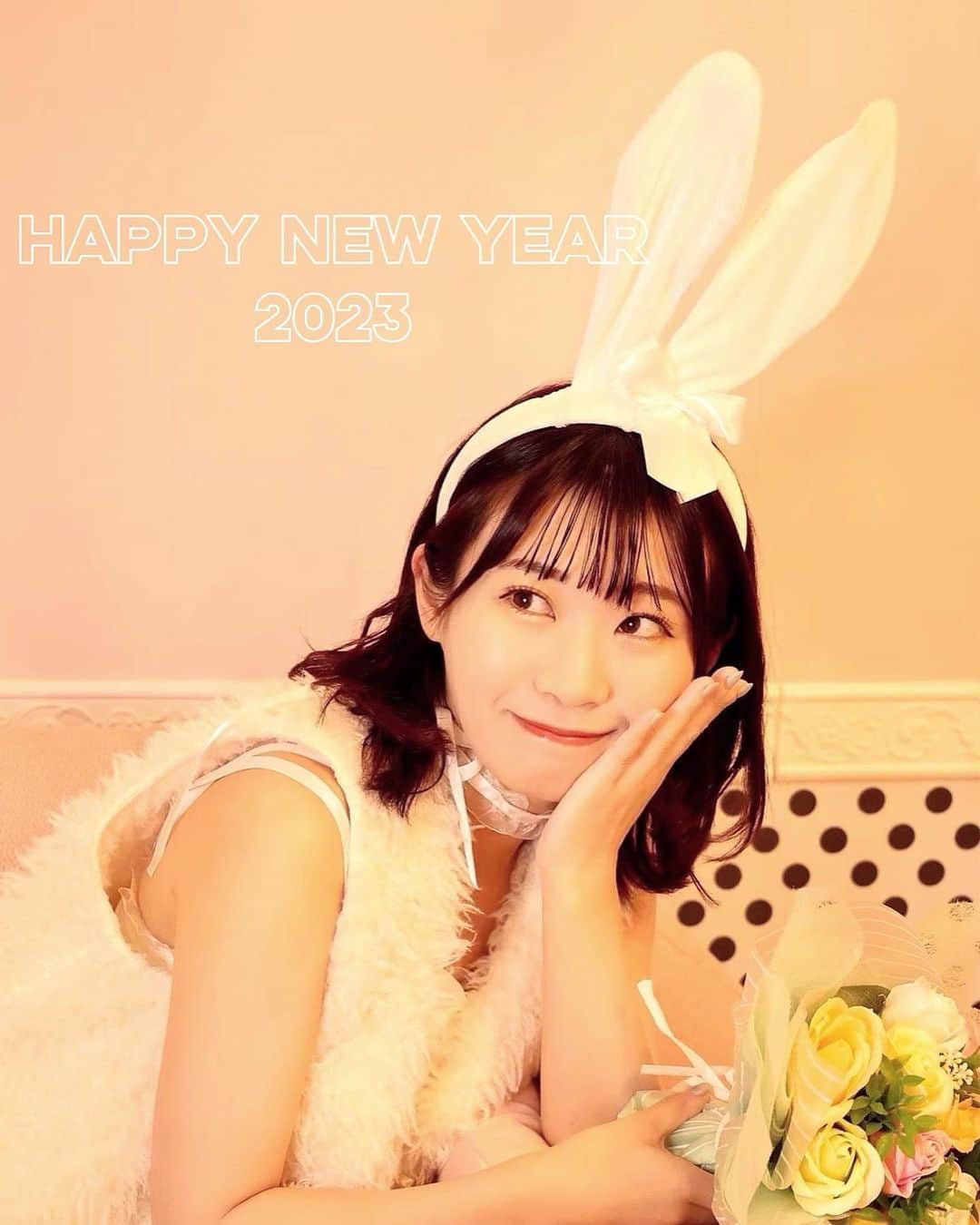のインスタグラム：「：🎍明けましておめでとうございます🎍  2023年も楽しく！頑張りまーす！！！！！  今年は卯年ということで 私のうさぎちゃん枠 ありねえこと渡辺ありさちゃん が撮影してくれたお写真を載せさせていただきます🙏  ありね、プロのカメラマンです。  この年明けのためにスタジオで撮影していただきました🐇  ありねはさすがだなぁ と、2022年何千回も思いましたが、撮影のときも撮り方やライティング、さらには私にカメラの扱い方まで教えてくれたので、シャッターも押させてもらえて勉強になりました📷  今年も尊敬がとまりませんね…！  2023年はさらなる飛躍の年にできるよう、明るく楽しく笑顔で元気に頑張りまーす！  #明けましておめでとうございます  #明けましておめでとう  #謹賀新年 #2023 #新年 #お正月 #卯年 #うさぎ #コスプレ #年賀状 #ポートレート #撮影 #カメラ #カメラ女子  #新年のご挨拶  #写真 #写真好きな人と繋がりたい」