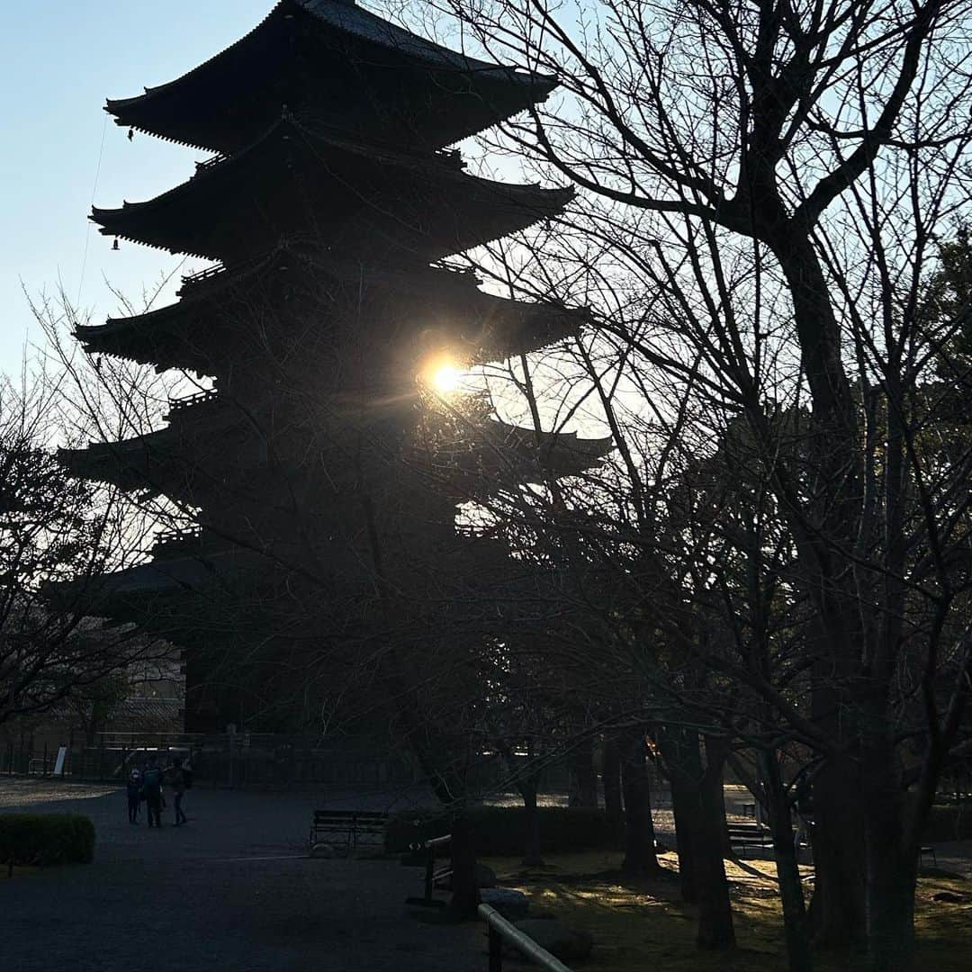 Akeboshiのインスタグラム：「新年明けましておめでとうございます。 旧年中は大変お世話になりました。 皆さんのおかげで今年も音楽を作り続けられることに感謝しております。ライブなどでまたお会いできる機会があればと。 本年もどうぞ宜しくお願い致します。Happy New Year. Thank you very much for your support during the past year. Thanks to all of you for allowing me to continue making music. I hope to have the chance to see you again at gigs and other events. I wish you all the best in 2023.」