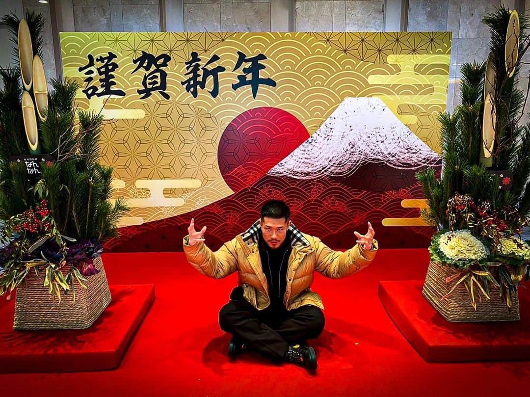 中村寛のインスタグラム：「#謹賀新年  明けましておめでとうございます。  去年はみんなのおかげで、格闘家中村寛としても、人としても成長出来ました。  今年は必ずRISEのベルトを獲って、日本、世界に向かって、更に火をつけて駆け上がります。  去年よりも今年、みんなに楽しんでる姿を見せて勇気を与える一年にする。 ほんで、 みんなにとっても飛躍の年になりますように！！  改めて今年も宜しくお願いします🙇  中村 寛  #新年 #明けましておめでとうございます  #年末年始 #年始 #挨拶  #格闘技 #格闘家 #キックボクシング #ボクシング #トレーニング #人獣 #中村寛 #刺青 #thematch2022 #kickboxing #boxing #rise #rizin #deep  #training #workout #fitness #bodymake #lifestyle #street  #tattoo #portrait  #photography #instaphoto」