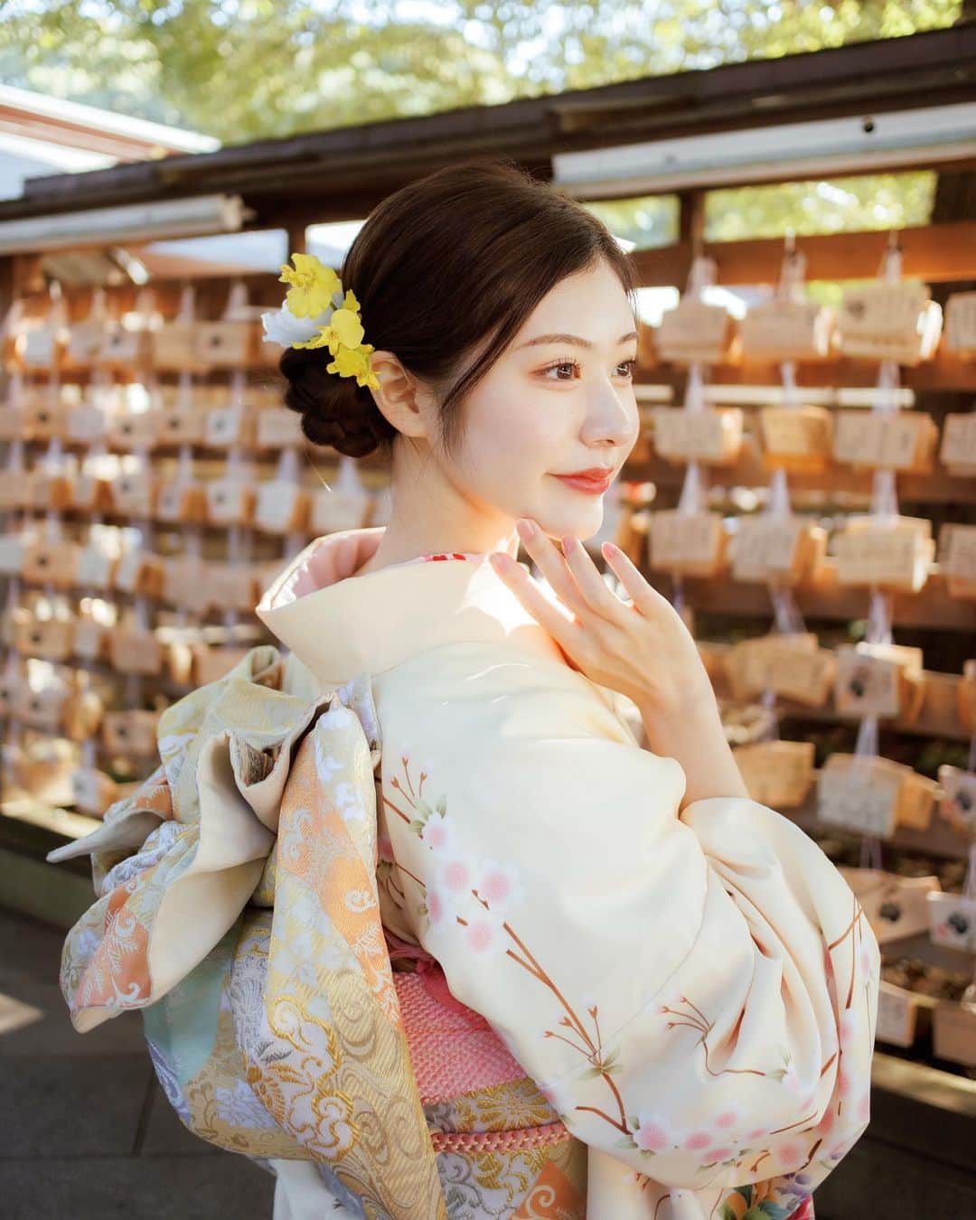 加藤美南のインスタグラム：「2023年明けましておめでとうございます🎍 今年は年女になりました🐰 より沢山の皆さんを笑顔にできますように頑張ります✨  早速お正月太りしちゃいそうなくらい沢山食べてるどうしよう🌛  #happynewyear #2023」