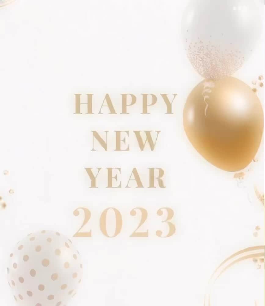 花城アリアのインスタグラム：「新年明けましておめでとうございます✨✨ 昨年はありがとうございました💕  お天気の元旦で良かったですね☀️  今年はもっと歌を追求する一年にしたいと思います🎶 動画も頑張って上げる予定です （ほんまにー？笑　いや、今年はアップします！）  皆様にとりまして益々良い年になりますように✨✨  本年も宜しくお願い申し上げます😊💓✨✨  #happynewyear  #2023 #新年」
