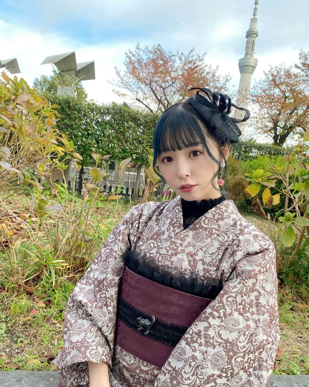 大場はるかのインスタグラム：「あけましておめでとうございます⛩🎍  未来の事を考える時は曇りより華やかな思考で、20代最後の年が終わりましたので、 まずはどうやったら毎日ゲームして8時間睡眠で家賃タダになるかを熟考して過ごしたいと思います！  ウソです！(8割は思ってる)  真面目に清らかに美しく2023年も 働きまくります！  どうか、皆様も健康で！」