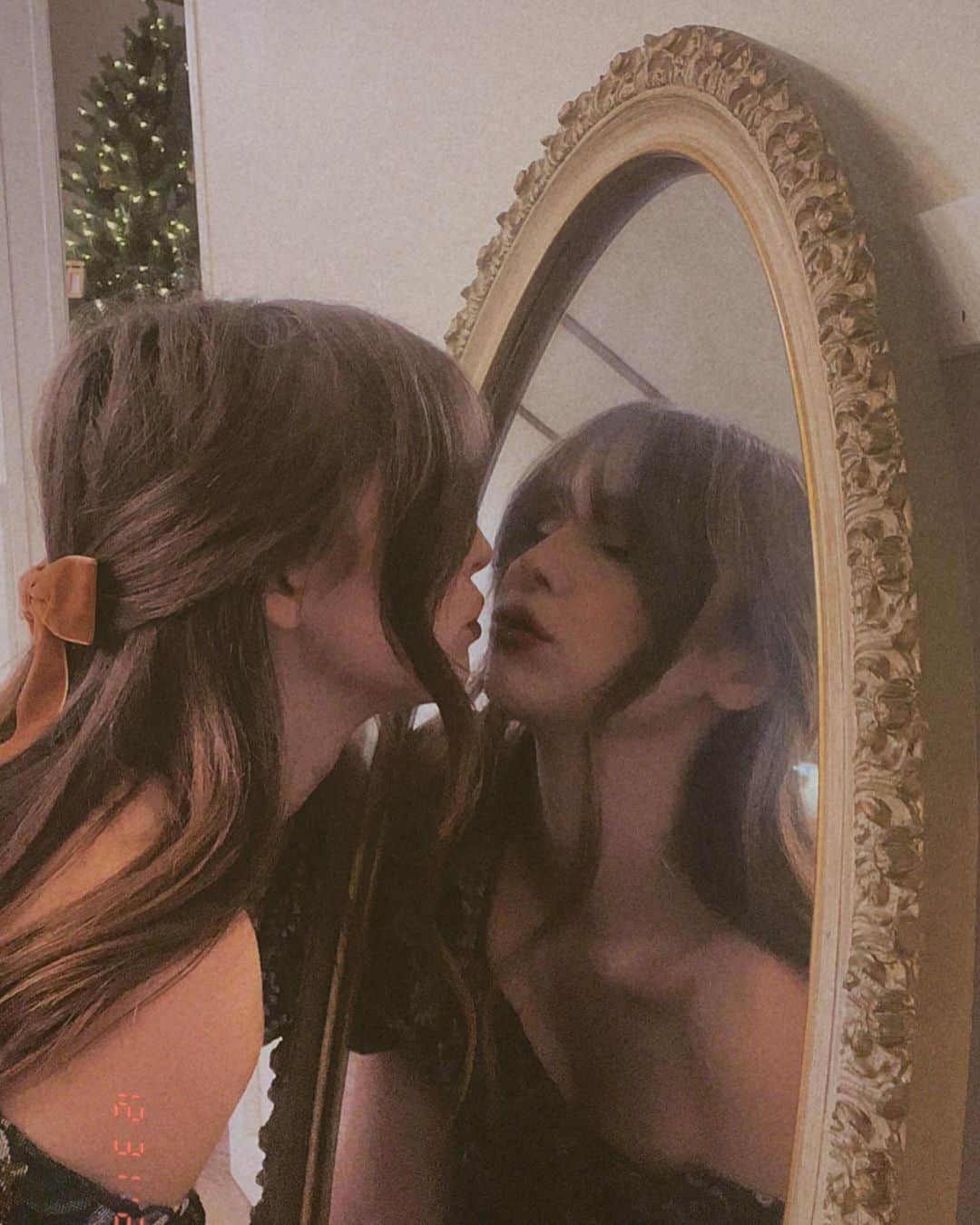 Acacia Brinleyのインスタグラム：「It’s just me & you tonight 🪞happy ‘23」