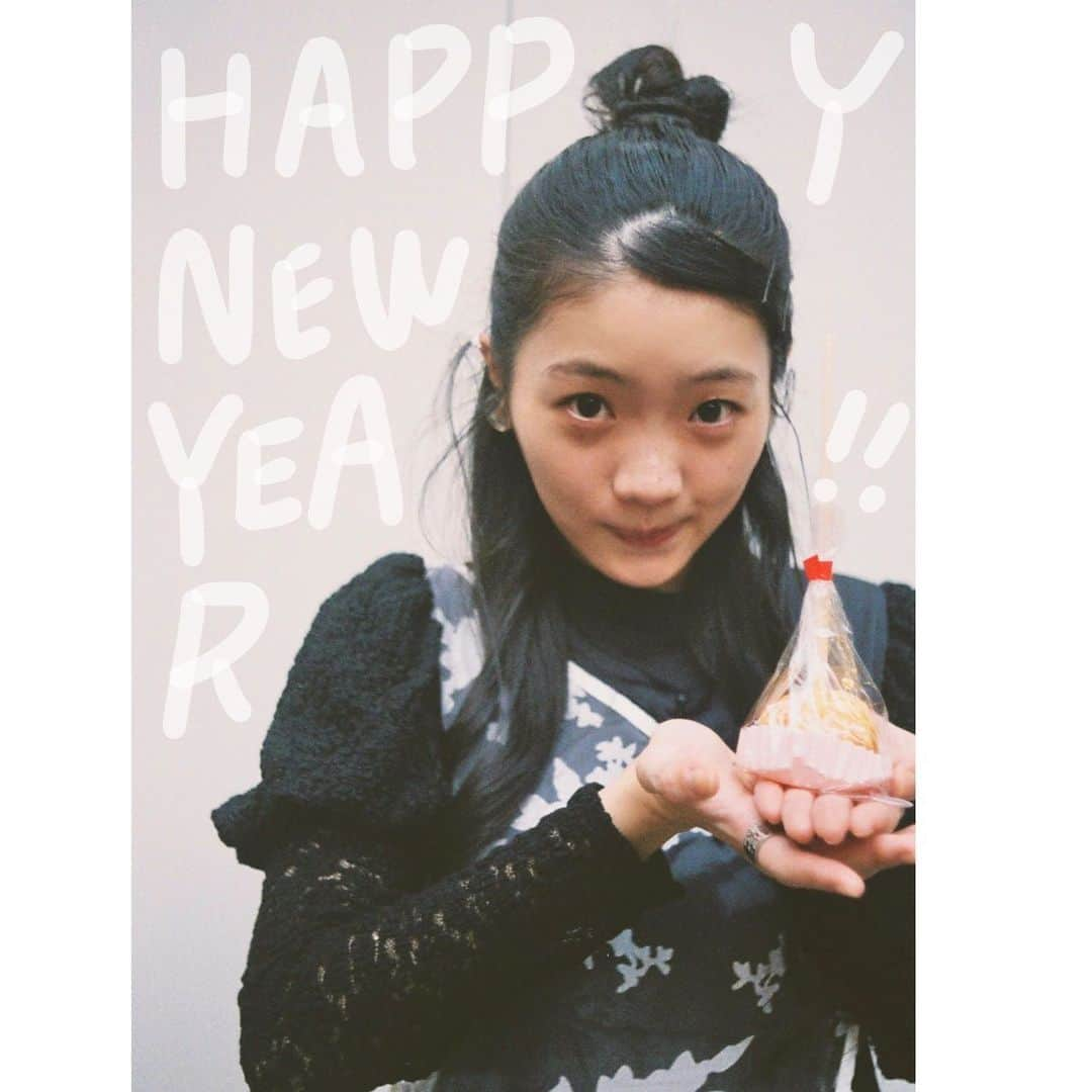 東野絢香のインスタグラム：「新年、あけましておめでとうございます。 今年も何卒、よろしくお願い致します。  転びそうになりながら走った20代前半でしたが、少しずつ、 まわりの景色が見えるようになってきました。 去年は本当にたくさんの素敵な方と出会って、人との繋がりを感じて、すごく大好きな1年でした。  2023年は、地に足をつけて、といきたいところですが、 卯年という事ですし、もう少し踏ん張って新しい場所に跳ねていけたらなと思っております。  自分の手の届く範囲を、精一杯大切に、いい1年にしたい。です。  ひとまず、おせちいっぱい食べるぞ〜🐇」